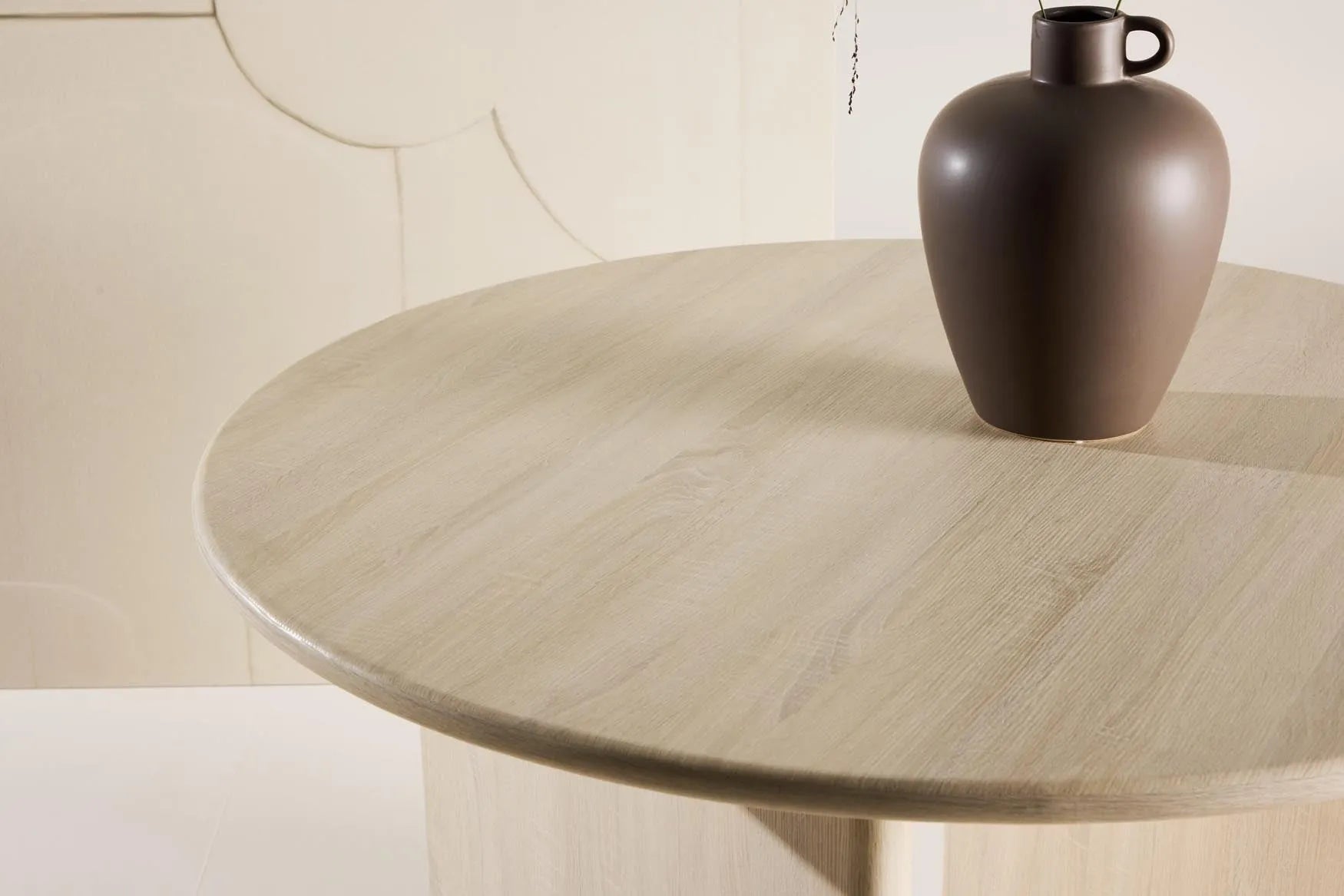 Der Björholmen Esstisch von Vind, rund mit 120 cm Durchmesser, vereint skandinavisches Design und Funktionalität.
