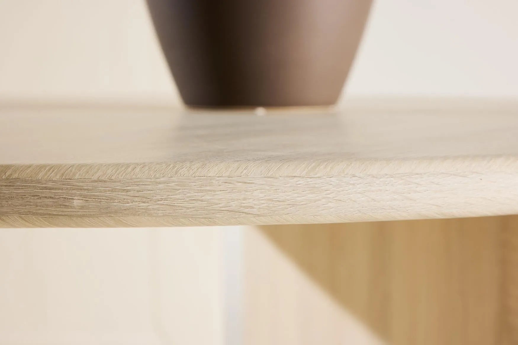 Runder Esstisch Björholmen von Vind, 120 cm Durchmesser, skandinavisches Design, ideal für stilvolle Essbereiche.
