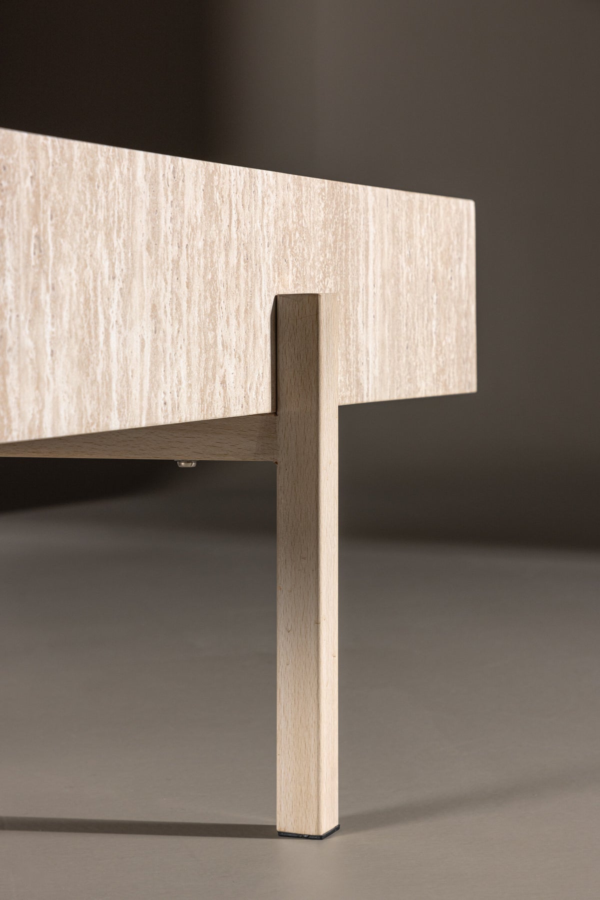 Vadholmen Sofatisch 76x130  in Travertine look präsentiert im Onlineshop von KAQTU Design AG. Beistelltisch ist von Vind
