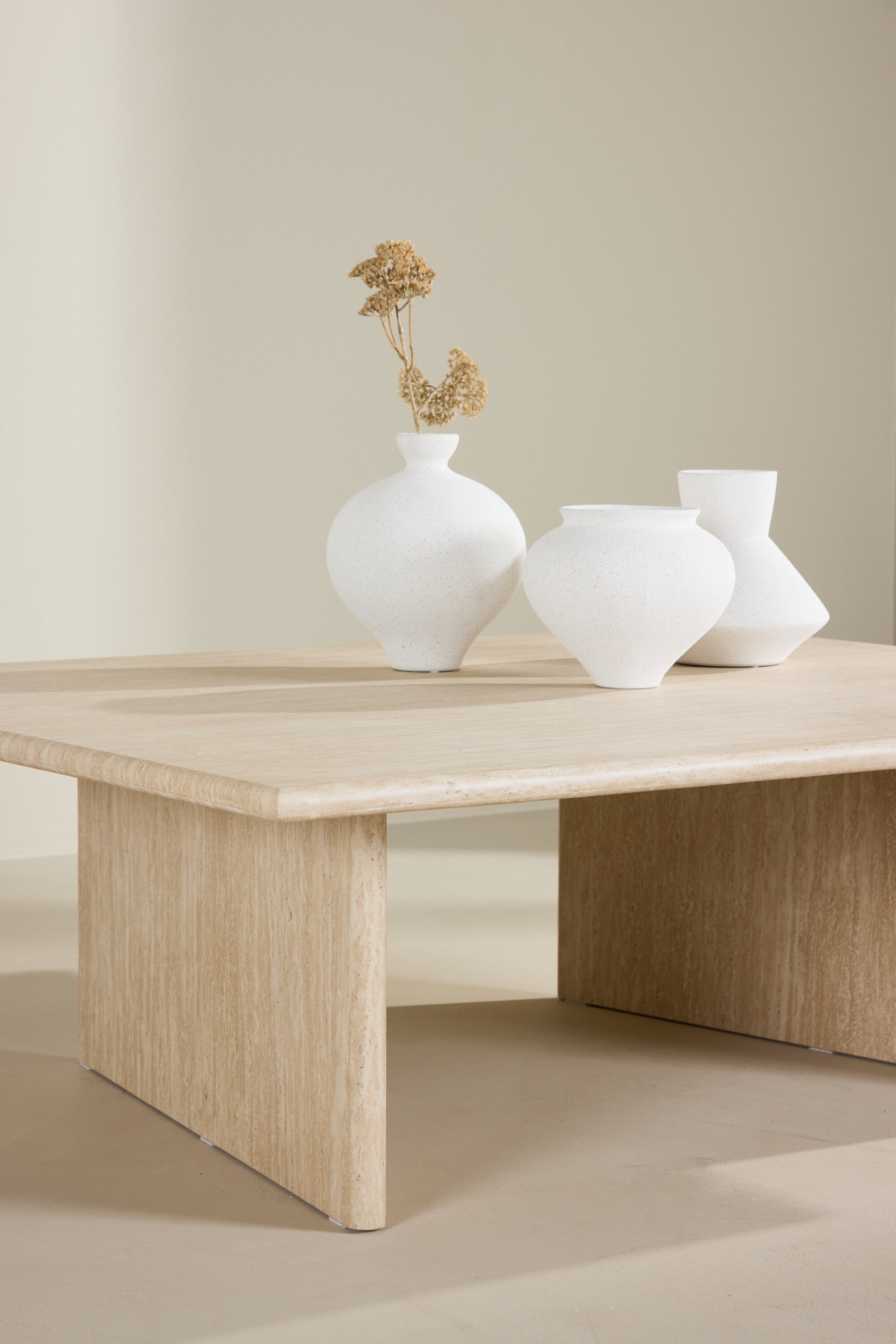 Skagen Sofatisch 100x120  in Travertine look präsentiert im Onlineshop von KAQTU Design AG. Beistelltisch ist von Vind