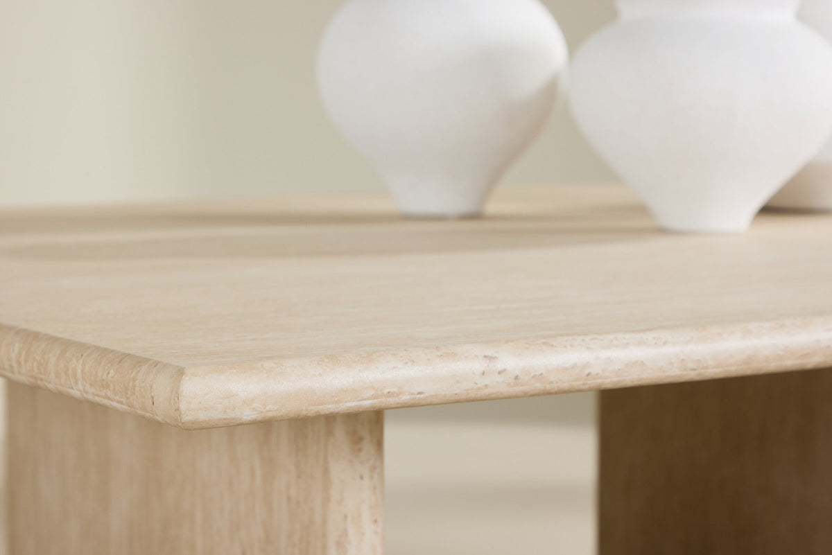 Skagen Sofatisch 100x120 in Travertine look präsentiert im Onlineshop von KAQTU Design AG. Beistelltisch ist von Vind