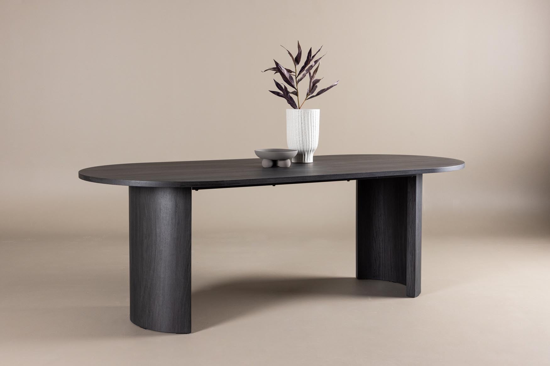 Stilvoller Grundsund Esstisch 130x220 von Vind – ideal für gesellige Abende und unvergessliche Momente mit Familie und Freunden.
