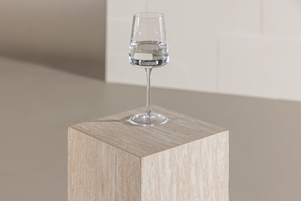 Ramsvik Sockel in Travertine look präsentiert im Onlineshop von KAQTU Design AG. Beistelltisch ist von Vind