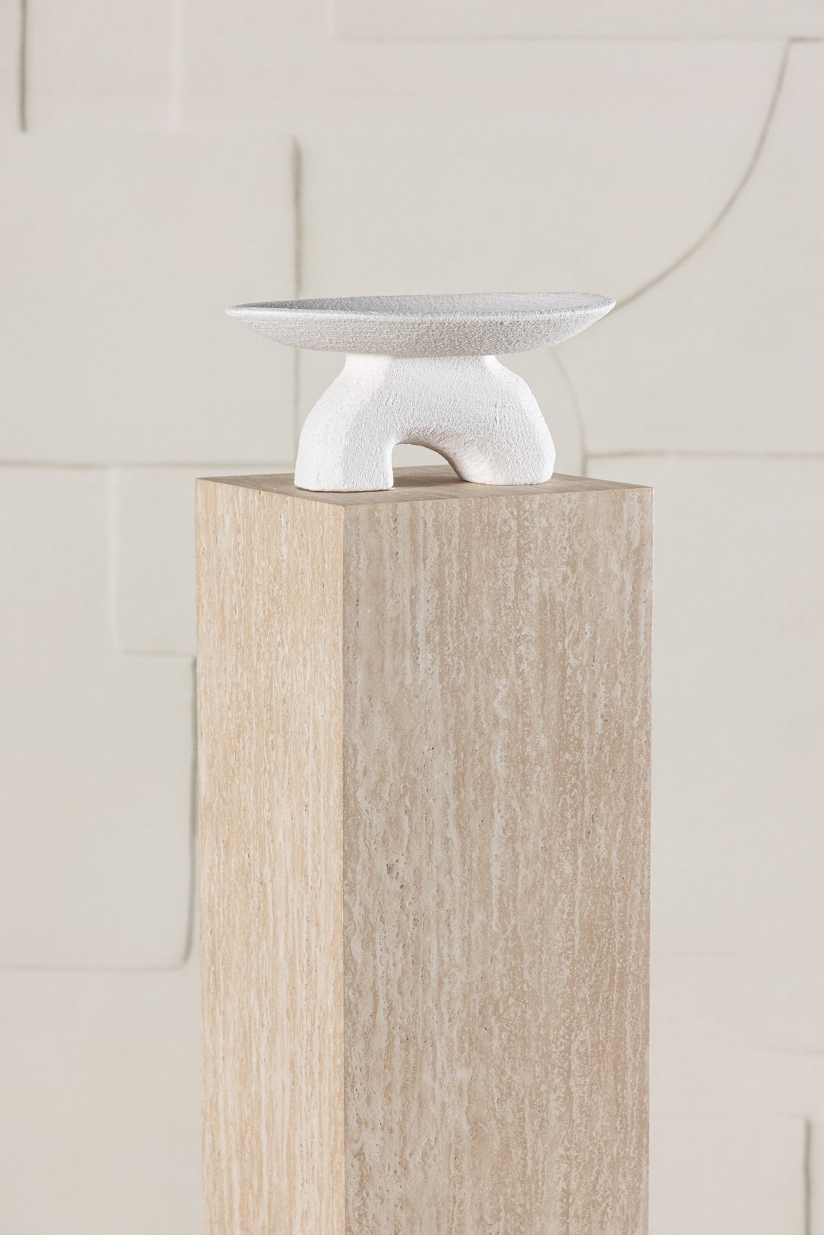 Ramsvik Sockel in Travertine look präsentiert im Onlineshop von KAQTU Design AG. Beistelltisch ist von Vind