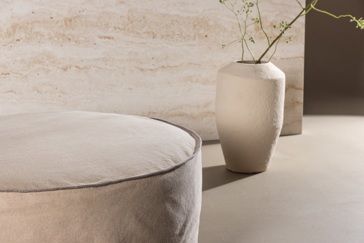 Vindö Ottoman ⌀101 in Brown Linen präsentiert im Onlineshop von KAQTU Design AG. Ottoman ist von Vind