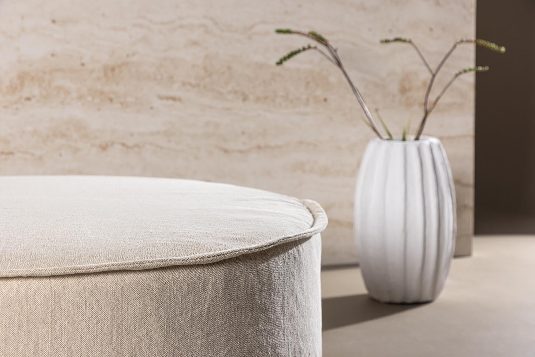 Entdecke den Vindö Ottoman ⌀101: Elegantes Möbelstück für Komfort und Stil. Ideal als Fußablage oder Sitzgelegenheit, gefertigt aus langlebigen Materialien.
