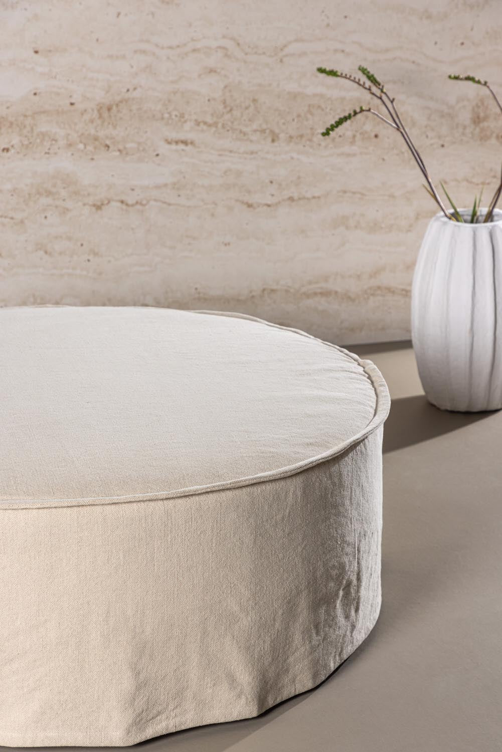Vindö Ottoman ⌀101  in Beige Linen präsentiert im Onlineshop von KAQTU Design AG. Ottoman ist von Vind