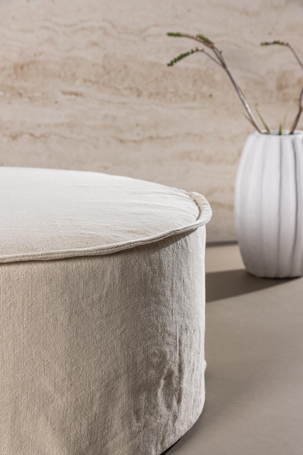 Vindö Ottoman ⌀101  in Beige Linen präsentiert im Onlineshop von KAQTU Design AG. Ottoman ist von Vind