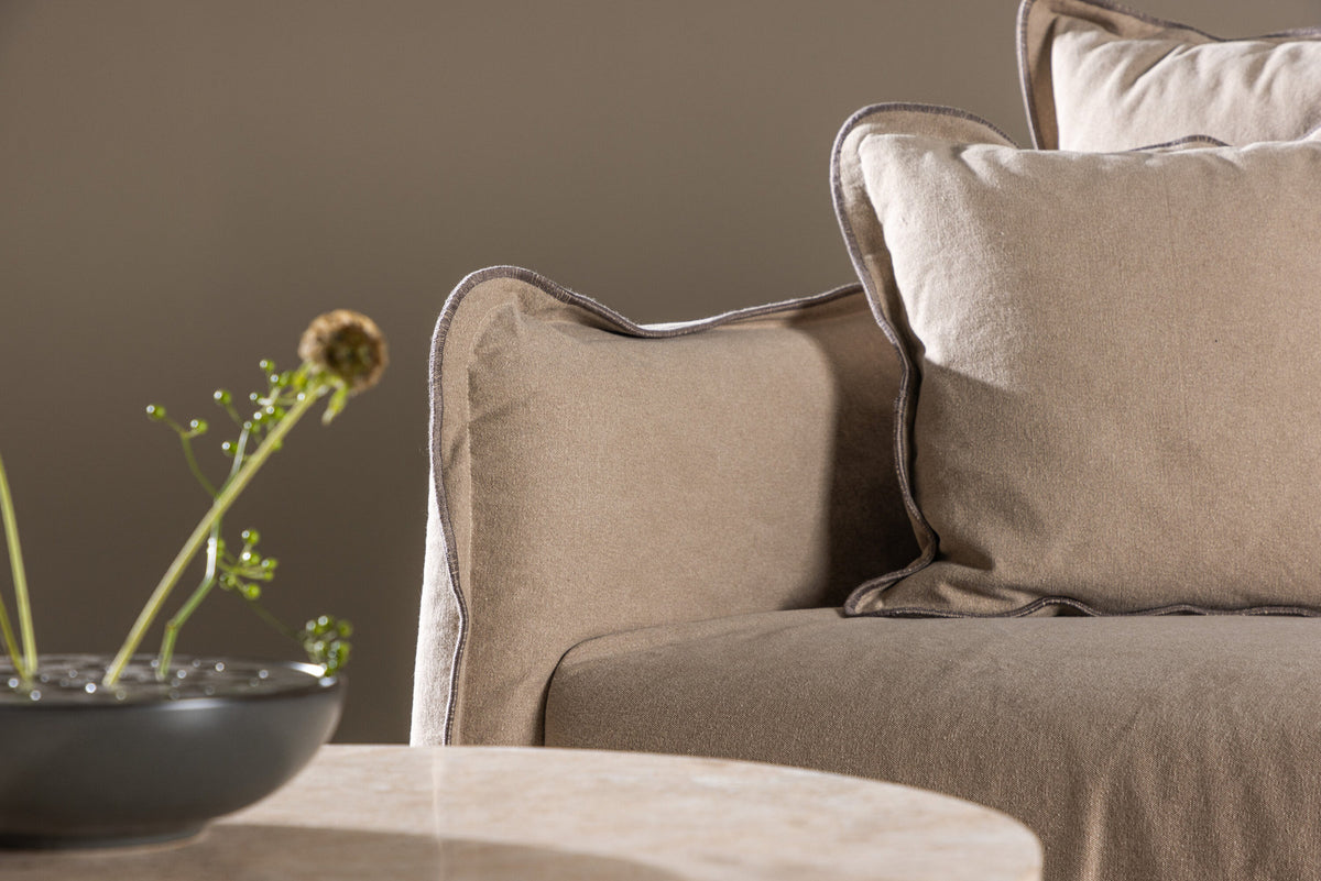 Oskarshamn 3 Seater Sofa in Beige/Brown präsentiert im Onlineshop von KAQTU Design AG. 3er Sofa ist von Vind