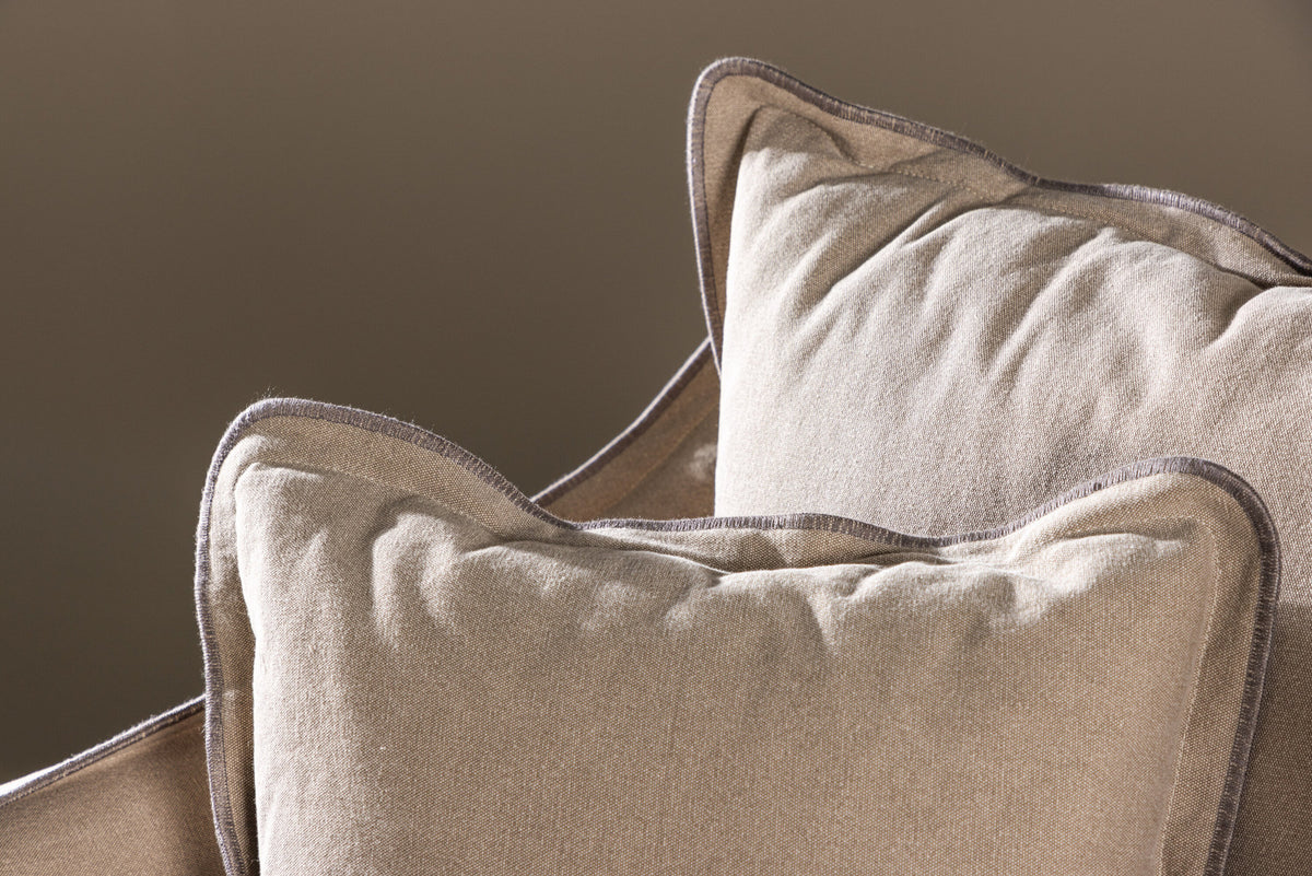 Oskarshamn 3 Seater Sofa in Beige/Brown präsentiert im Onlineshop von KAQTU Design AG. 3er Sofa ist von Vind