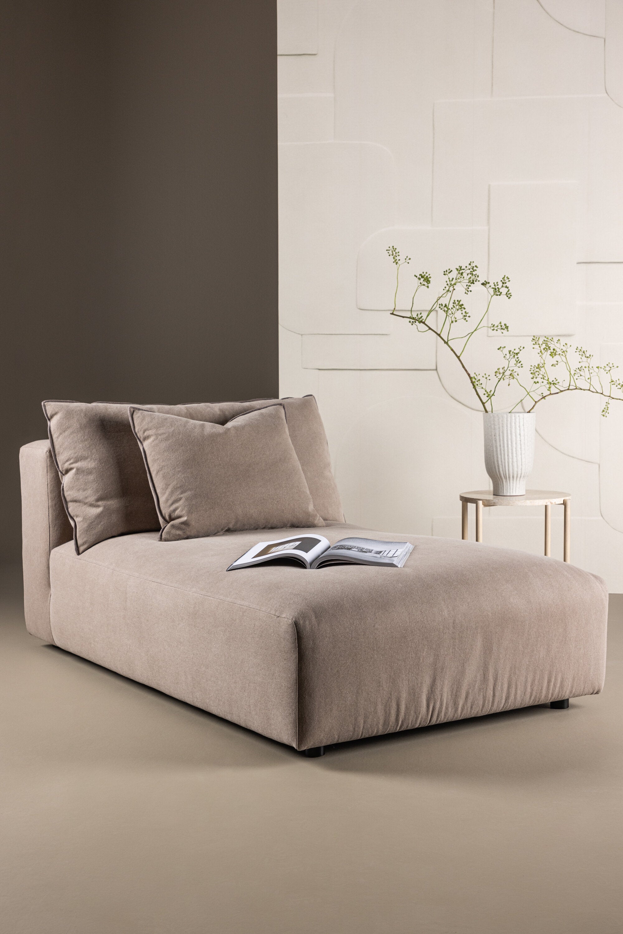 Malö Daybed  in Dark Brown Linen präsentiert im Onlineshop von KAQTU Design AG. Sessel ist von Vind