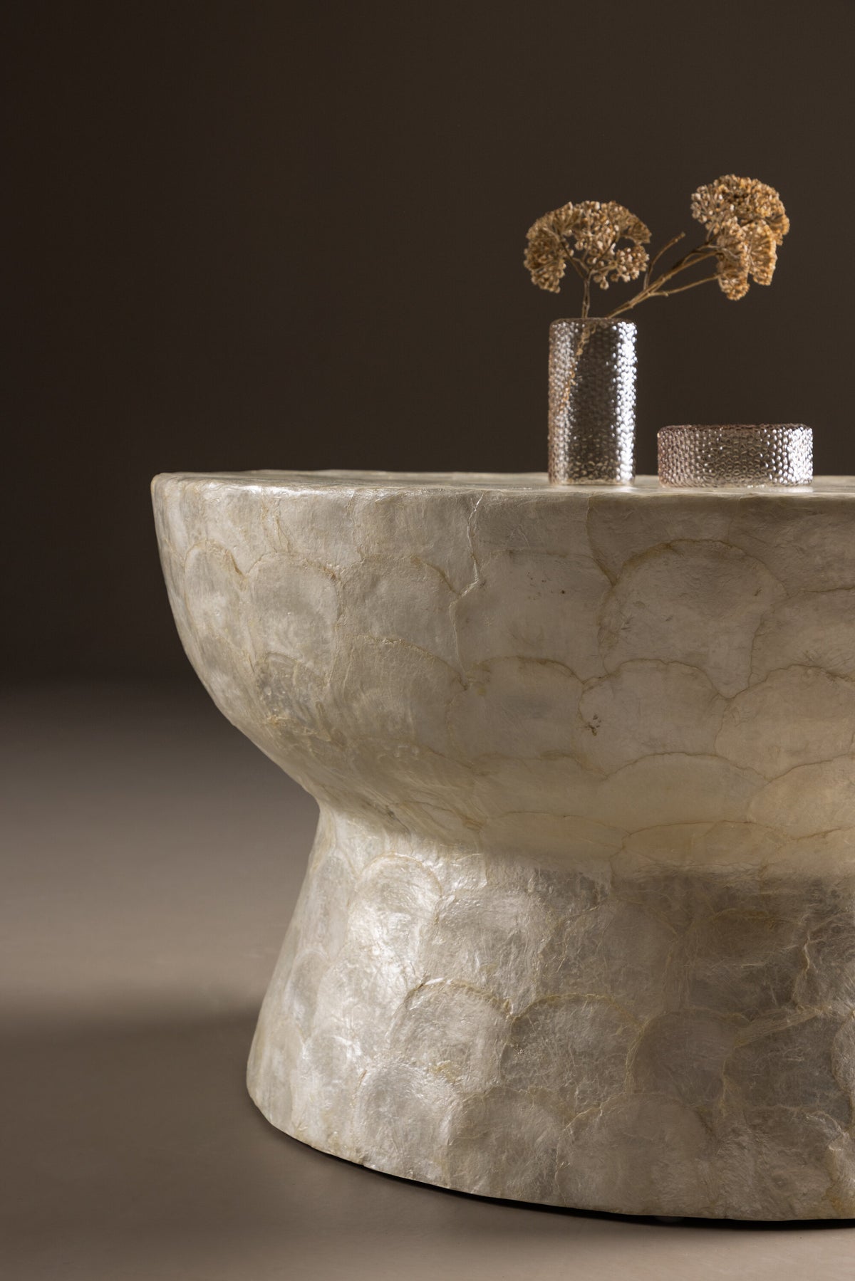 Sandön Sofatisch in Capiz / Natural präsentiert im Onlineshop von KAQTU Design AG. Beistelltisch ist von Vind