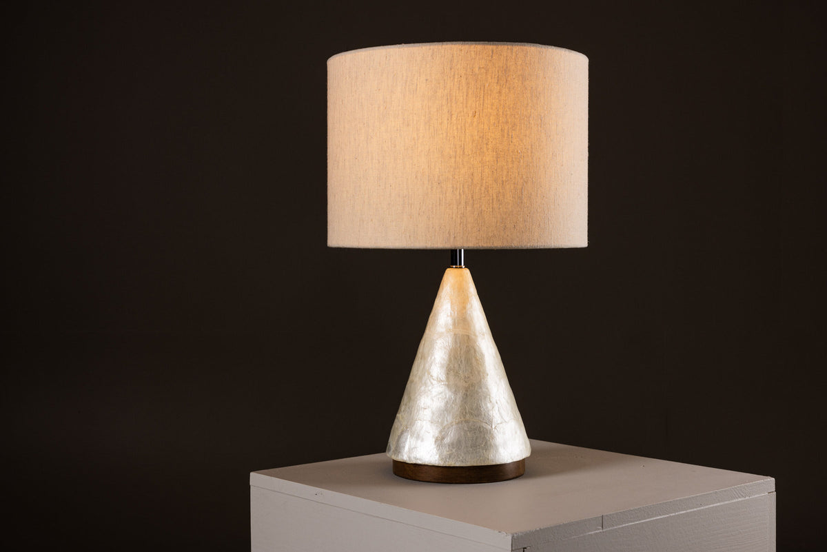 Donsö  Tischleuchte ⌀35 in Capiz / Natural präsentiert im Onlineshop von KAQTU Design AG. Tischleuchte ist von Vind