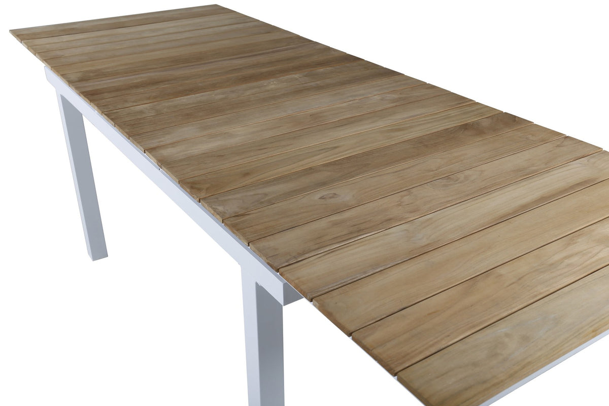 Rechteckiger Gartentisch Mexiko mit naturfarbener Teakholz-Tischplatte und schwarzem Aluminiumgestell, ausziehbar, im Freien aufgestellt.