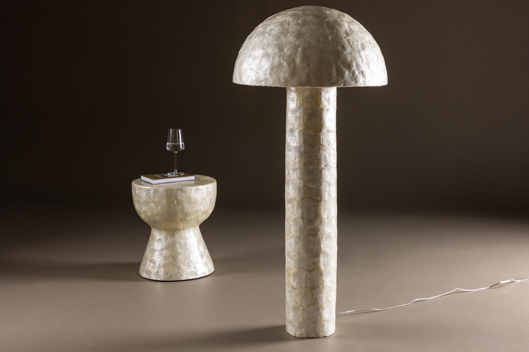 Lindön Stehleuchte ⌀55 von Vind – elegante Beleuchtung mit warmem Licht und hochwertiger Verarbeitung für stilvolle Wohnräume.