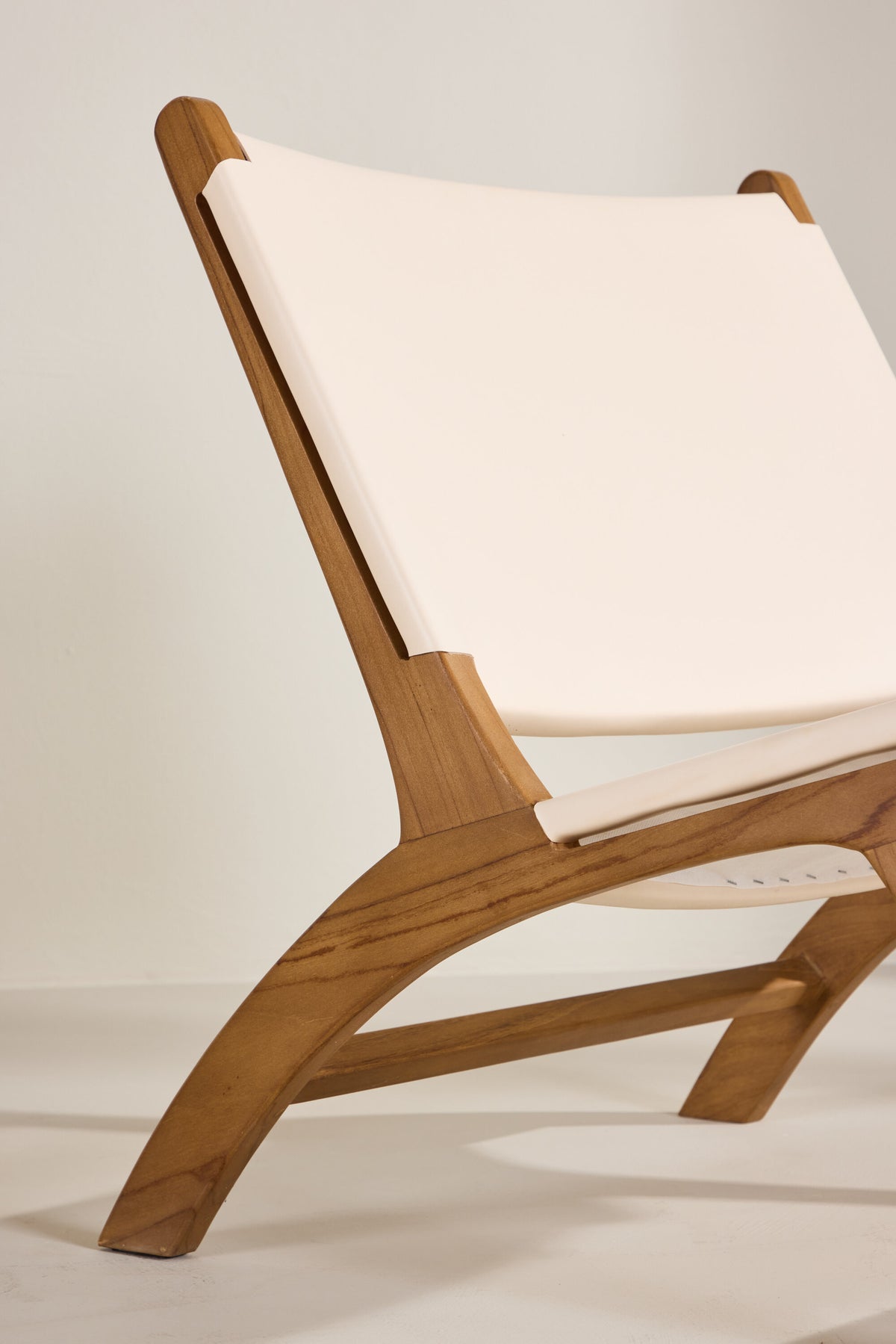 Rike Lounge Chair   in Teak / Cream PU Leather präsentiert im Onlineshop von KAQTU Design AG. Sessel ist von Vind