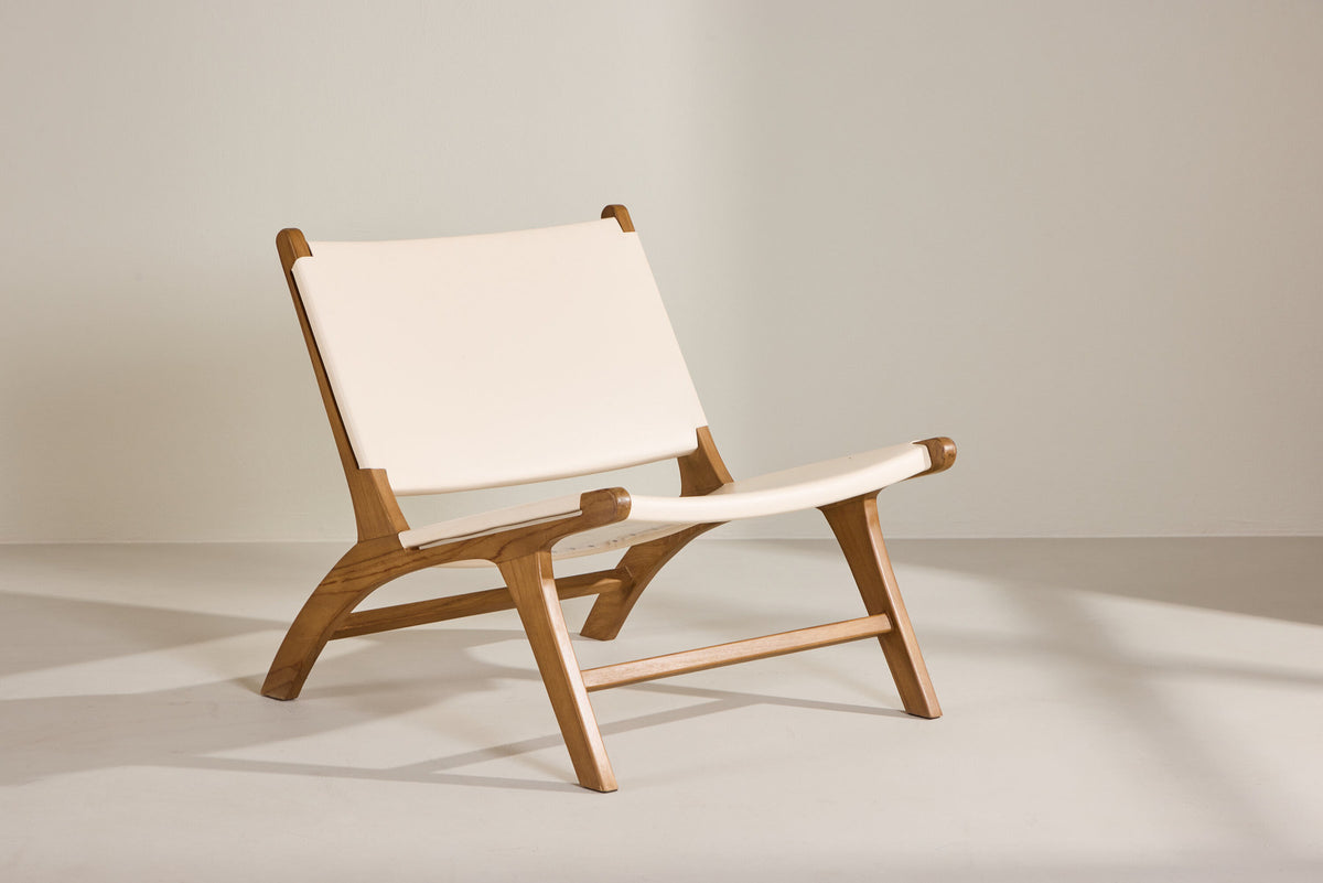 Rike Lounge Chair in Teak / Cream PU Leather präsentiert im Onlineshop von KAQTU Design AG. Sessel ist von Vind
