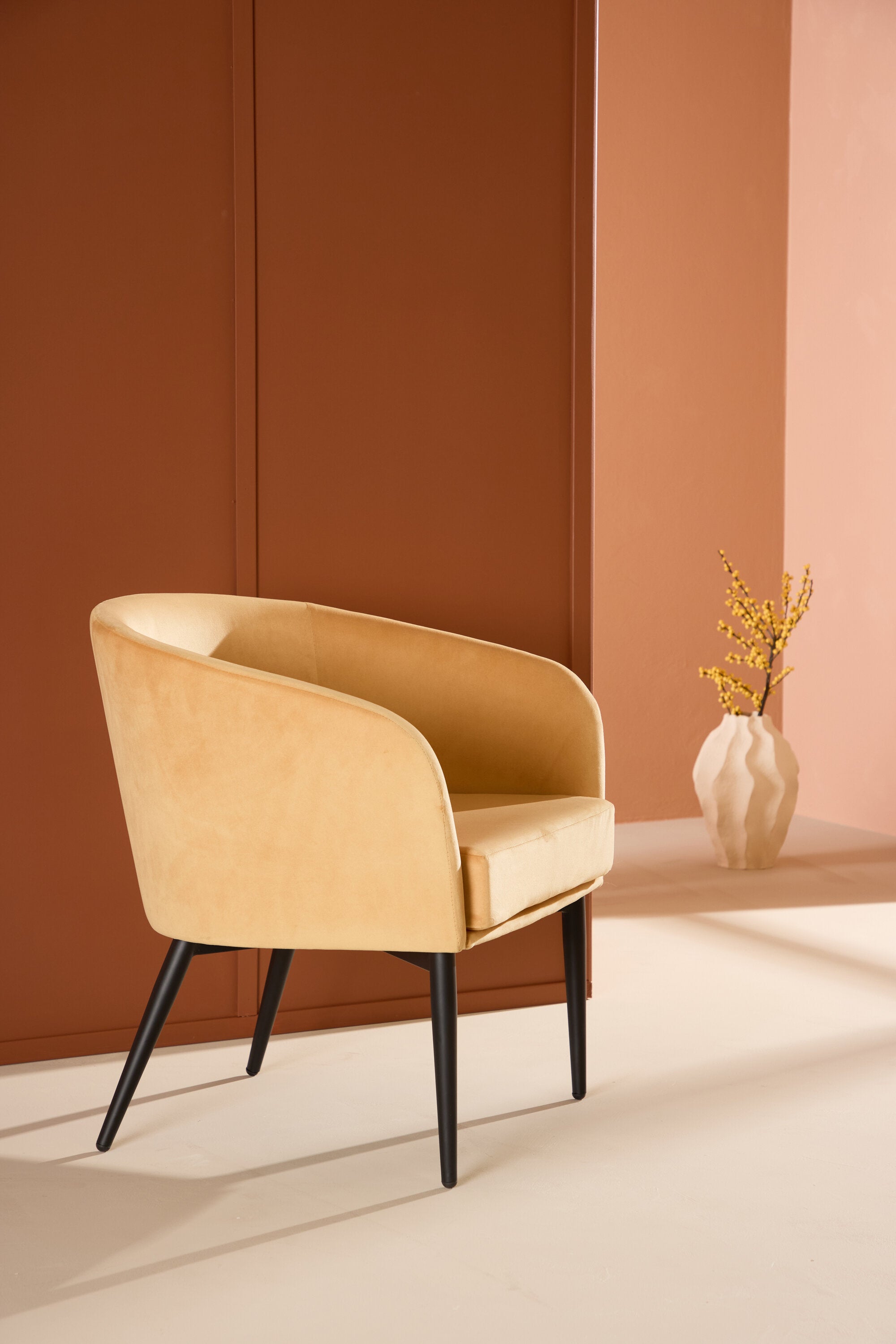 Fluffy Arm Chair in Gelb präsentiert im Onlineshop von KAQTU Design AG. Sessel ist von Venture Home