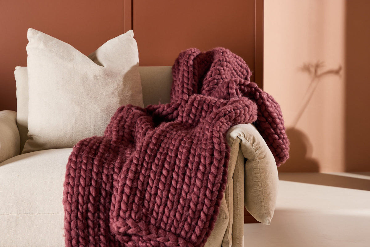 Kate Throw in Burgund präsentiert im Onlineshop von KAQTU Design AG. Wolldecke ist von Venture Home