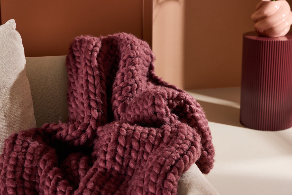 Kate Throw in Burgund präsentiert im Onlineshop von KAQTU Design AG. Wolldecke ist von Venture Home
