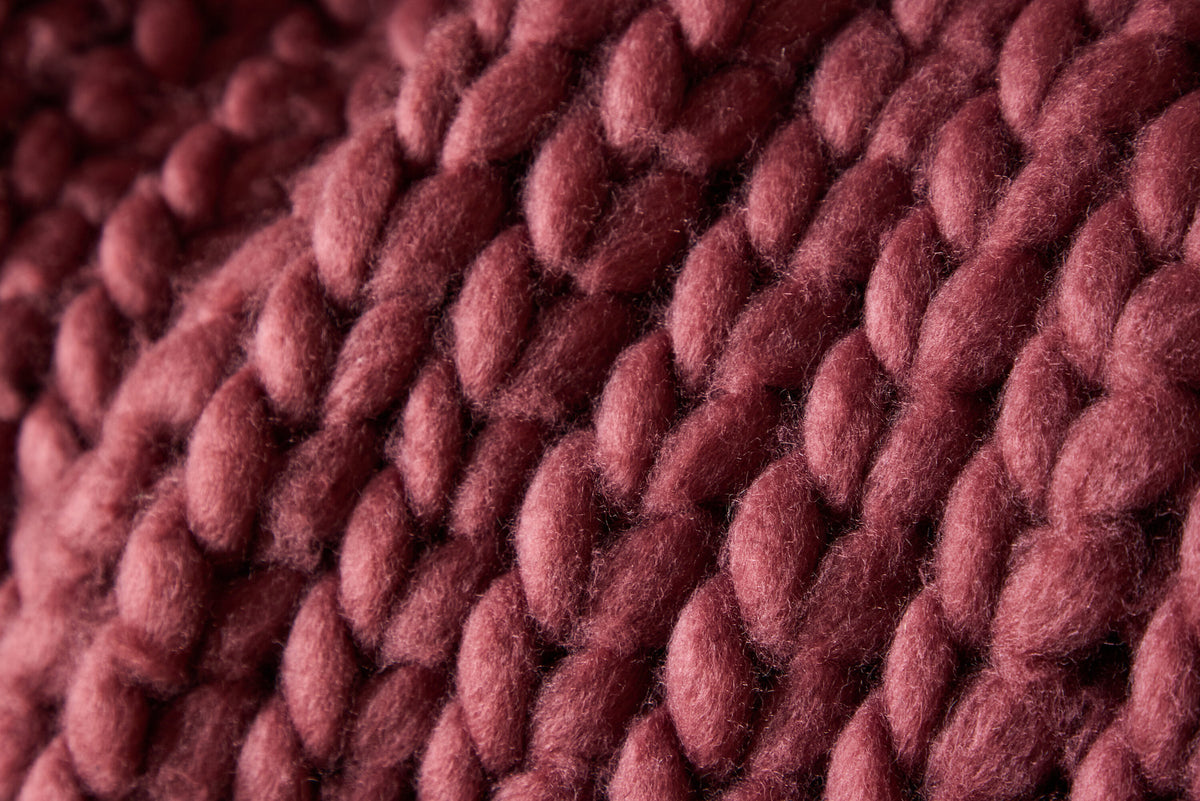 Kate Throw in Burgund präsentiert im Onlineshop von KAQTU Design AG. Wolldecke ist von Venture Home