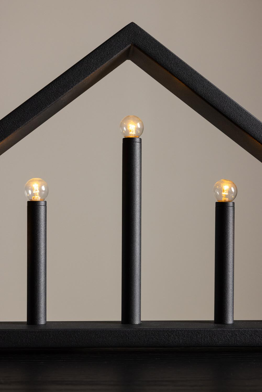 Sankt Anton Tischleuchte in Schwarz präsentiert im Onlineshop von KAQTU Design AG. Tischleuchte ist von Venture Home