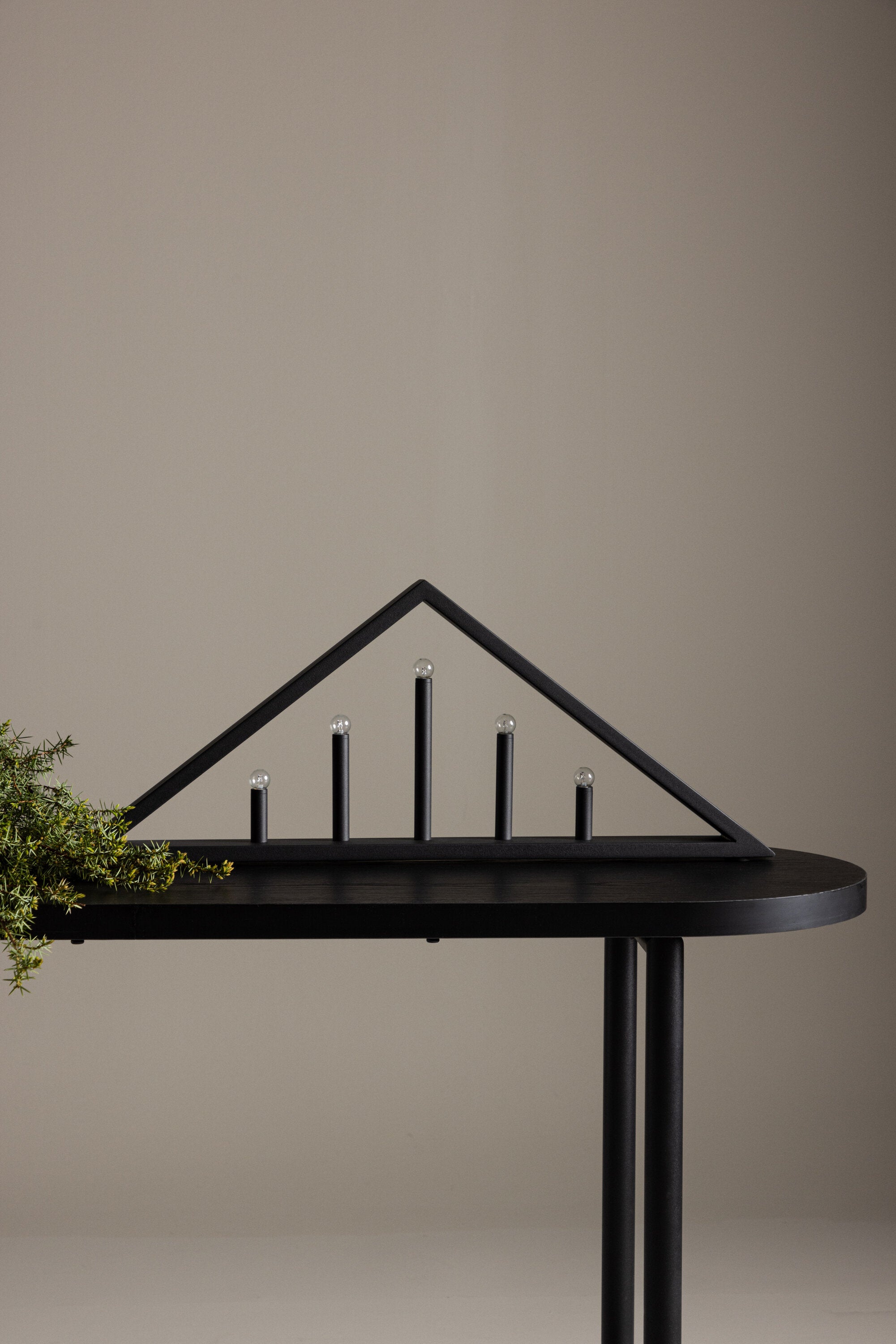 Sankt Anton Tischleuchte in Schwarz präsentiert im Onlineshop von KAQTU Design AG. Tischleuchte ist von Venture Home