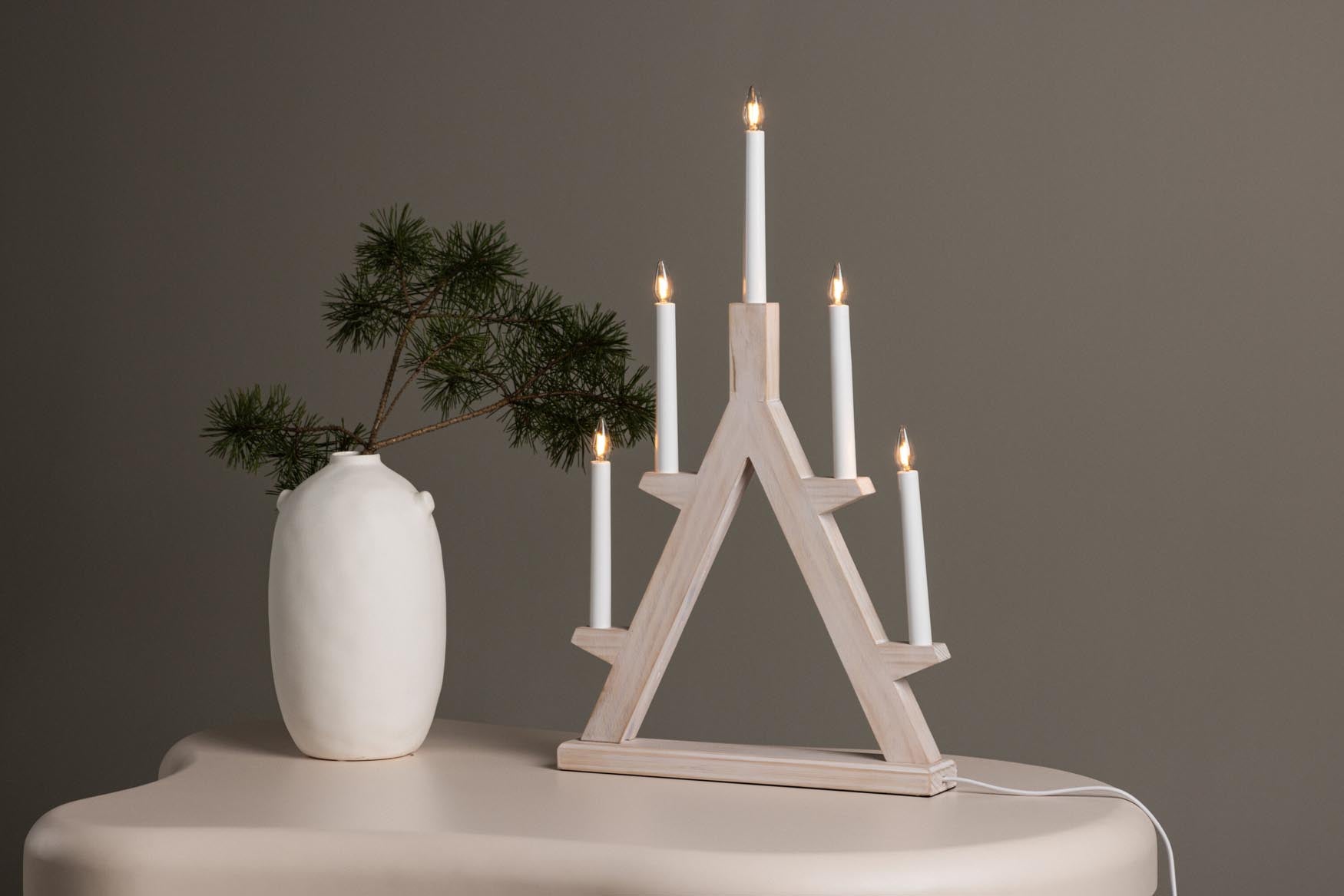 Elegante Val Thorens Tischleuchte von Vind, vereint Glas und Kiefernholz für ein modernes Ambiente. Ideal für jeden Raum.