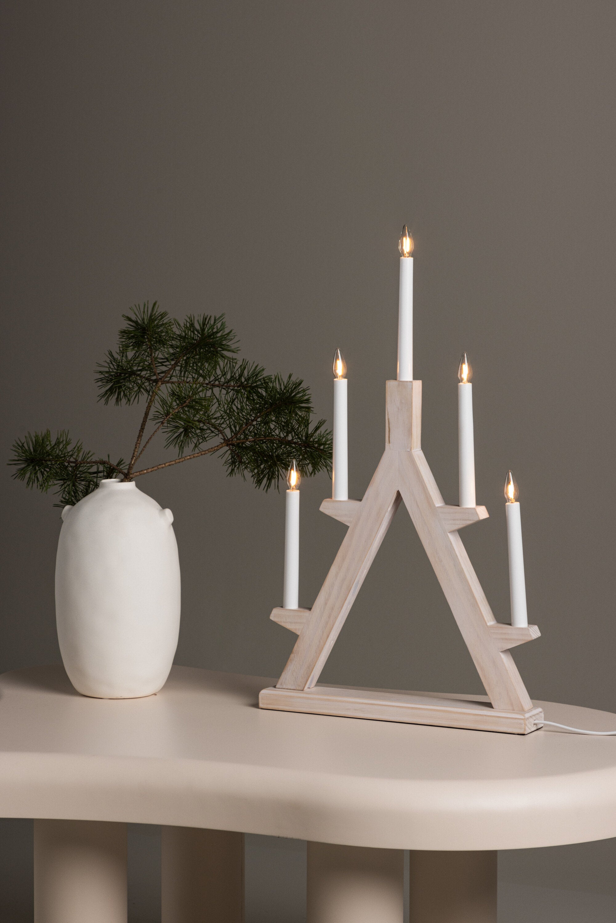 Val Thorens Tischleuchte  in Whitewash/Pine präsentiert im Onlineshop von KAQTU Design AG. Tischleuchte ist von Venture Home