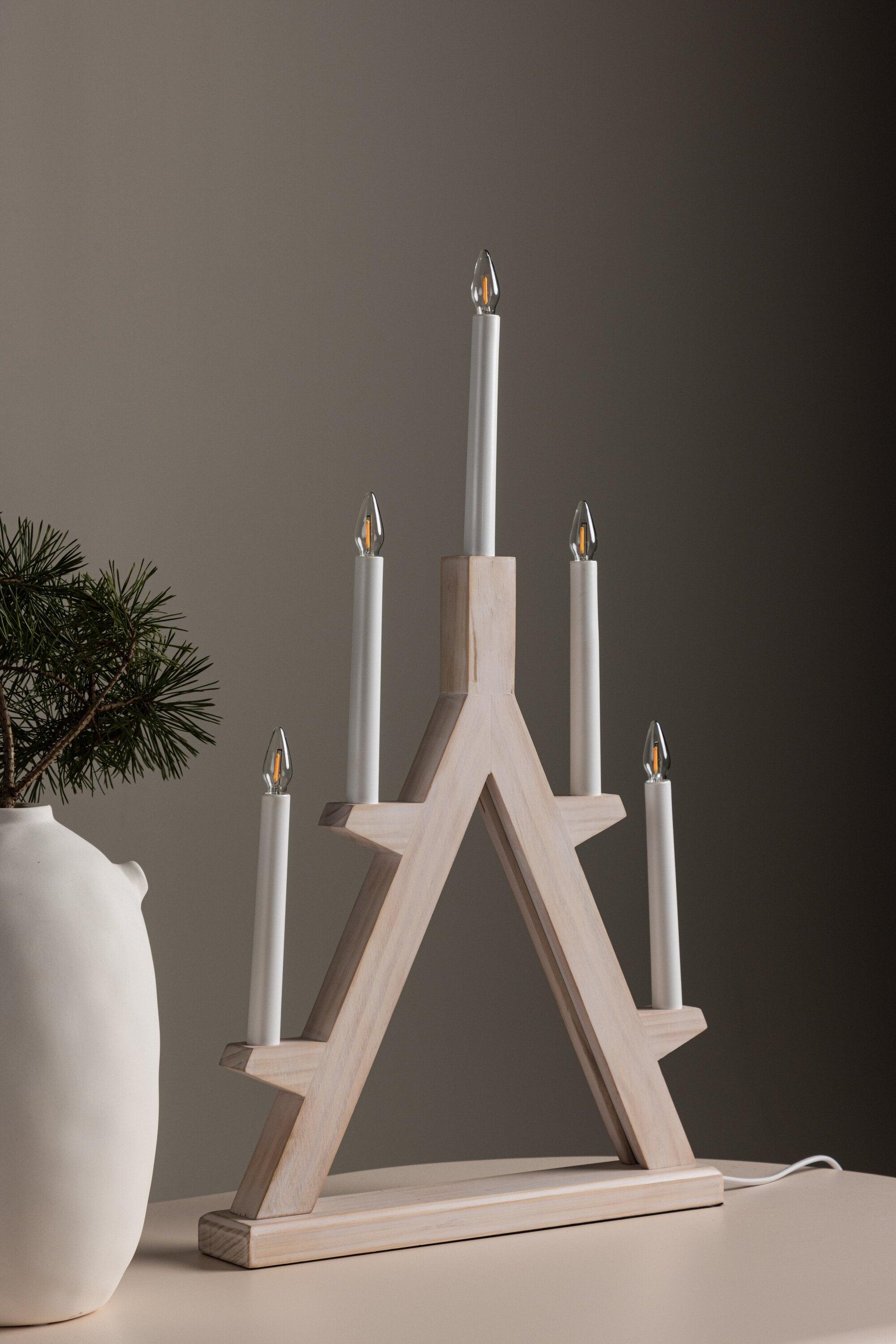 Val Thorens Tischleuchte  in Whitewash/Pine präsentiert im Onlineshop von KAQTU Design AG. Tischleuchte ist von Venture Home