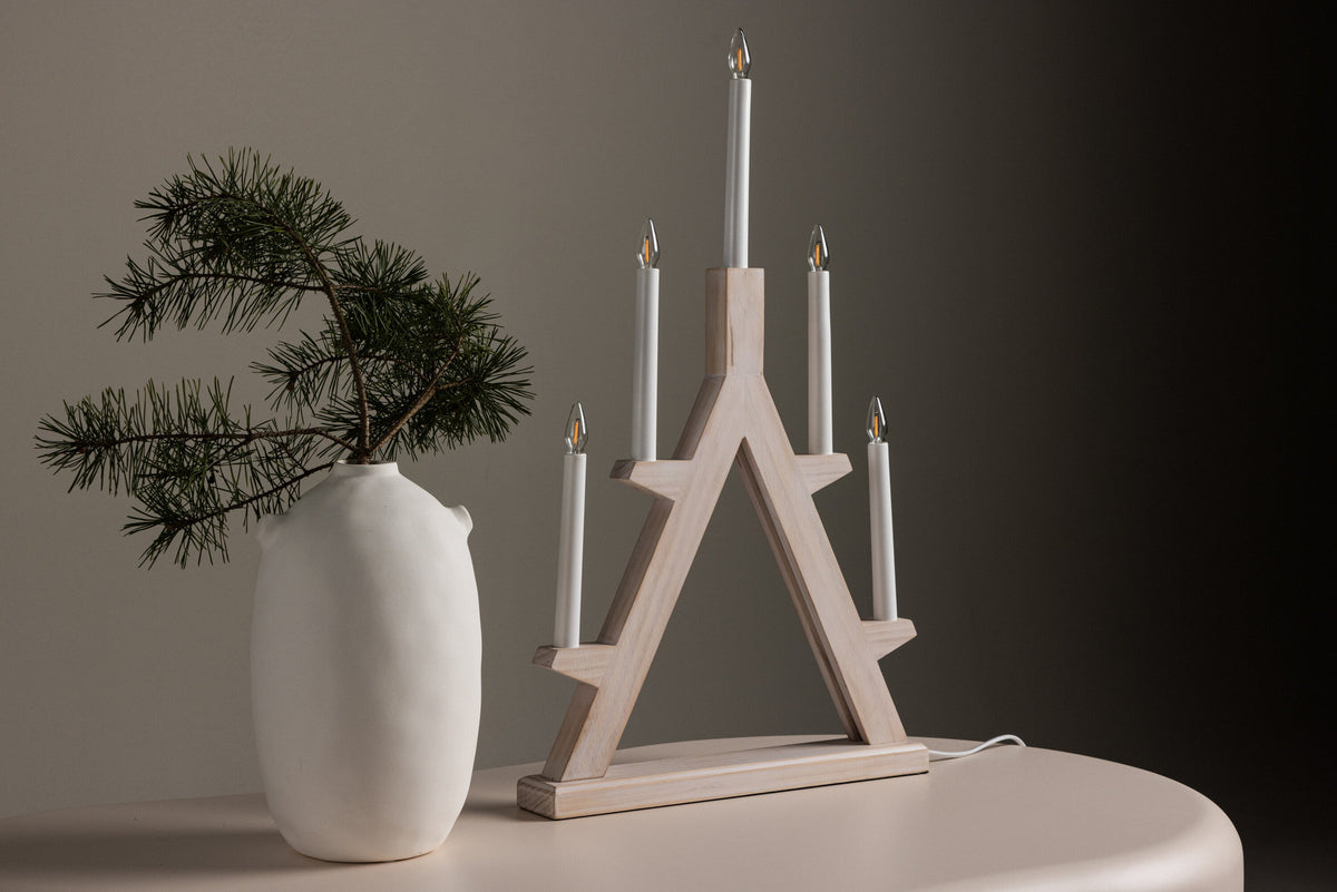 Val Thorens Tischleuchte in Whitewash/Pine präsentiert im Onlineshop von KAQTU Design AG. Tischleuchte ist von Venture Home