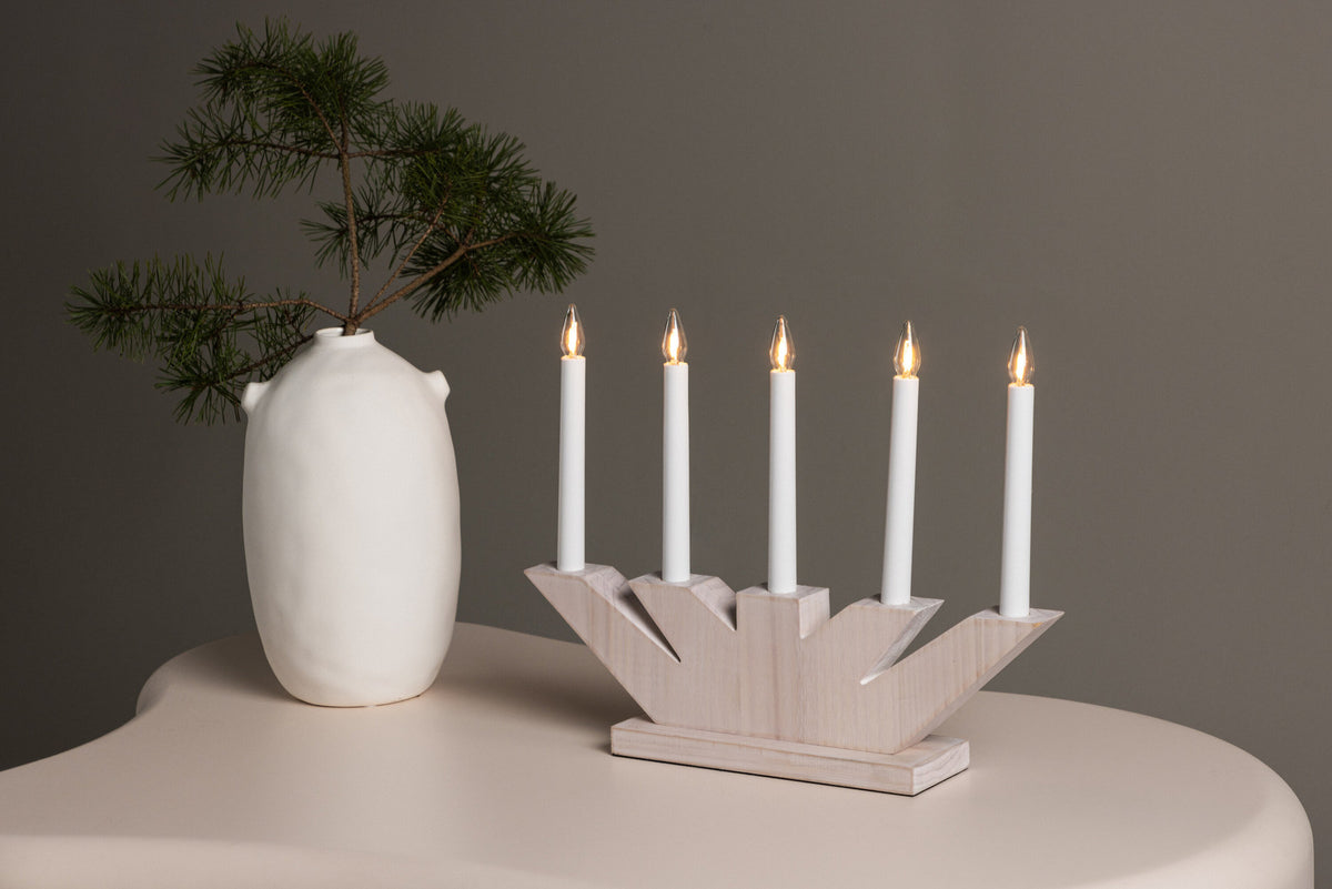 Verbier Tischleuchte in Whitewash/Pine präsentiert im Onlineshop von KAQTU Design AG. Tischleuchte ist von Venture Home
