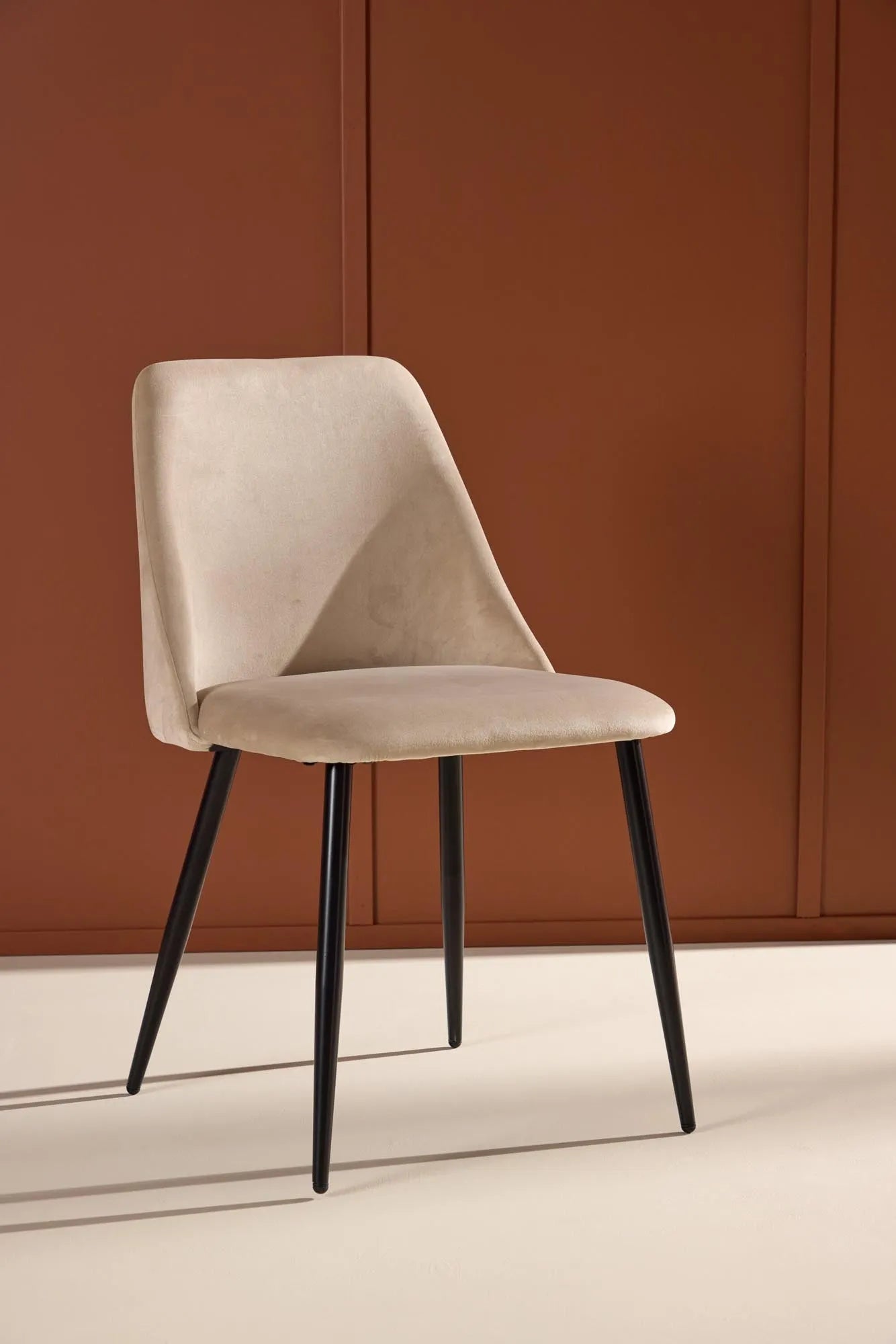 Eleganter Esszimmerstuhl mit samtigem Bezug, ergonomischem Design und stabilen Beinen für stilvollen Komfort.