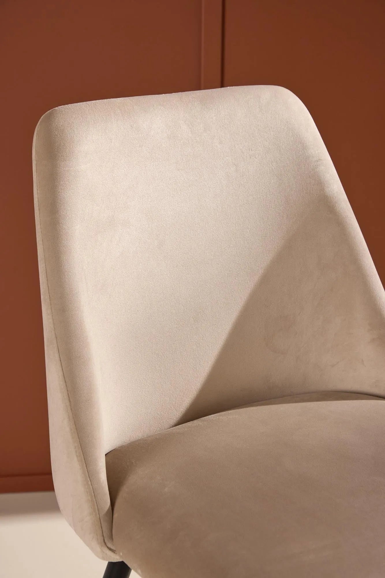 Eleganter Esszimmerstuhl mit samtigem Bezug, ergonomischem Design und stabilen Beinen für stilvollen Komfort.