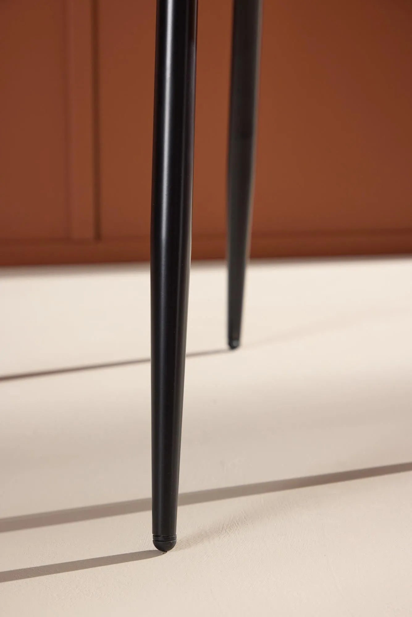 Eleganter Esszimmerstuhl mit samtigem Bezug, ergonomischem Design und stabilen Beinen für stilvollen Komfort.