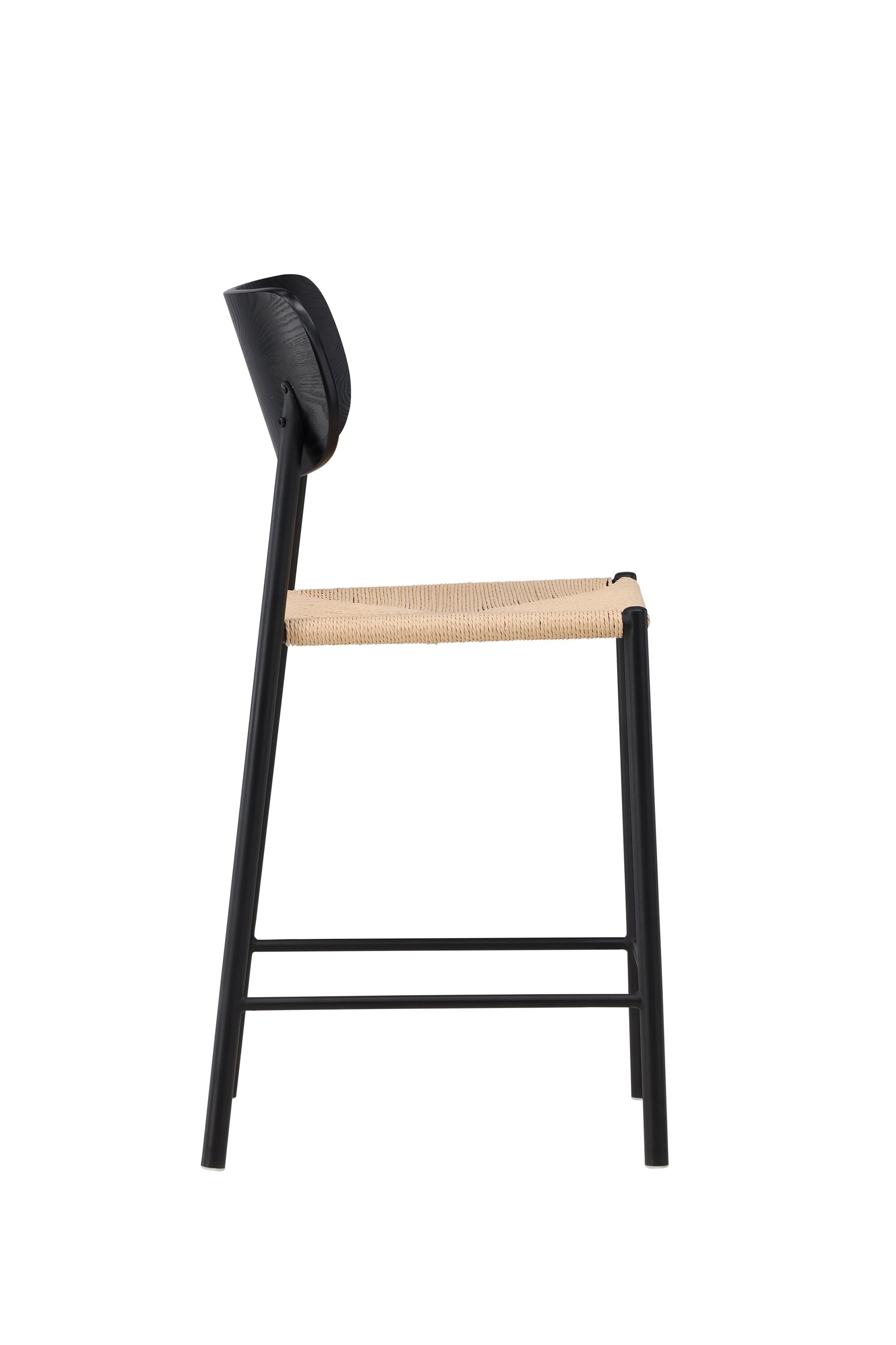 Der Polly Barstuhl vereint Rattan-Sitz und weiße Holzbeine zu einem stilvollen, platzsparenden Design für modernen Boho-Chic.