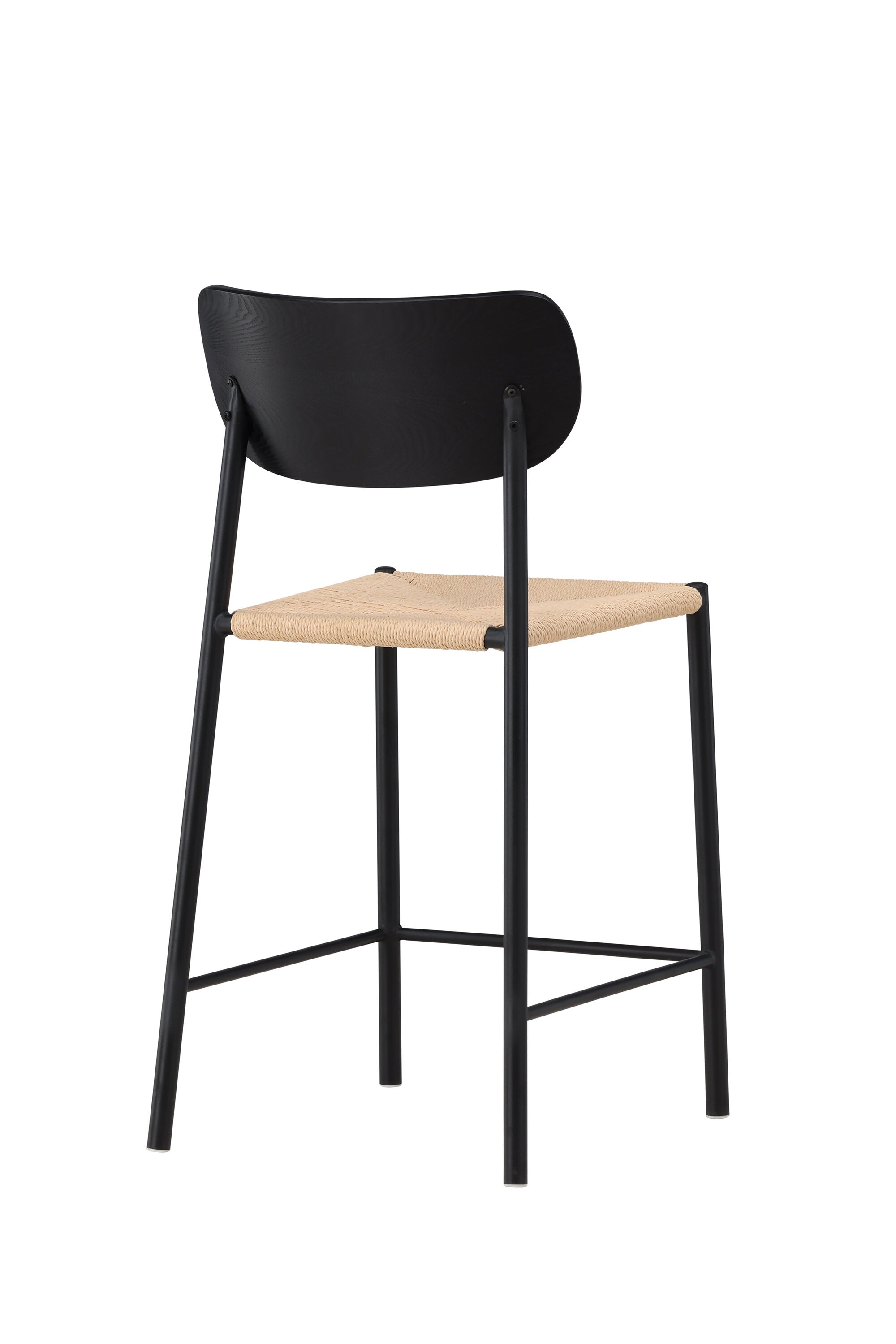 Der Polly Barstuhl vereint Rattan-Sitz und weiße Holzbeine zu einem stilvollen, platzsparenden Design für modernen Boho-Chic.