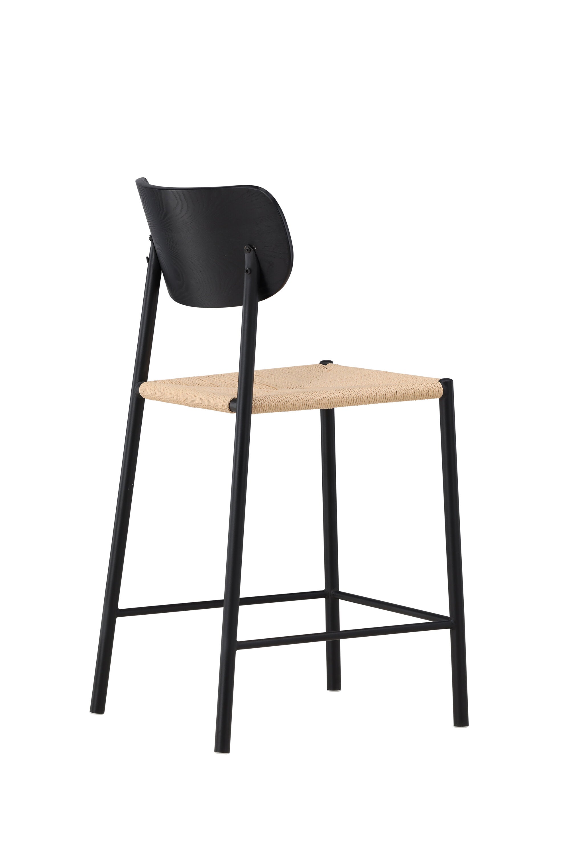 Der Polly Barstuhl vereint Rattan-Sitz und weiße Holzbeine zu einem stilvollen, platzsparenden Design für modernen Boho-Chic.