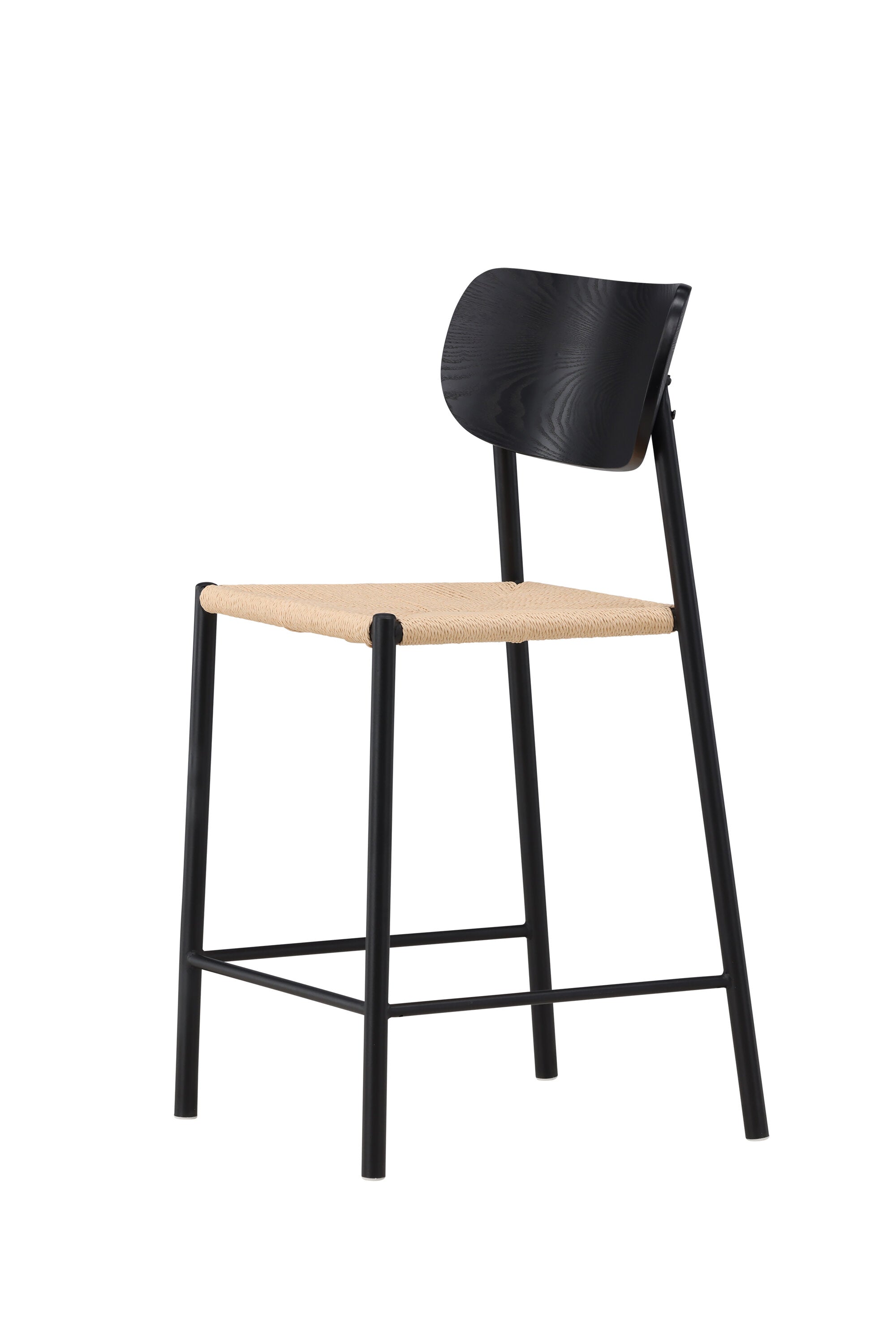 Der Polly Barstuhl vereint Rattan-Sitz und weiße Holzbeine zu einem stilvollen, platzsparenden Design für modernen Boho-Chic.