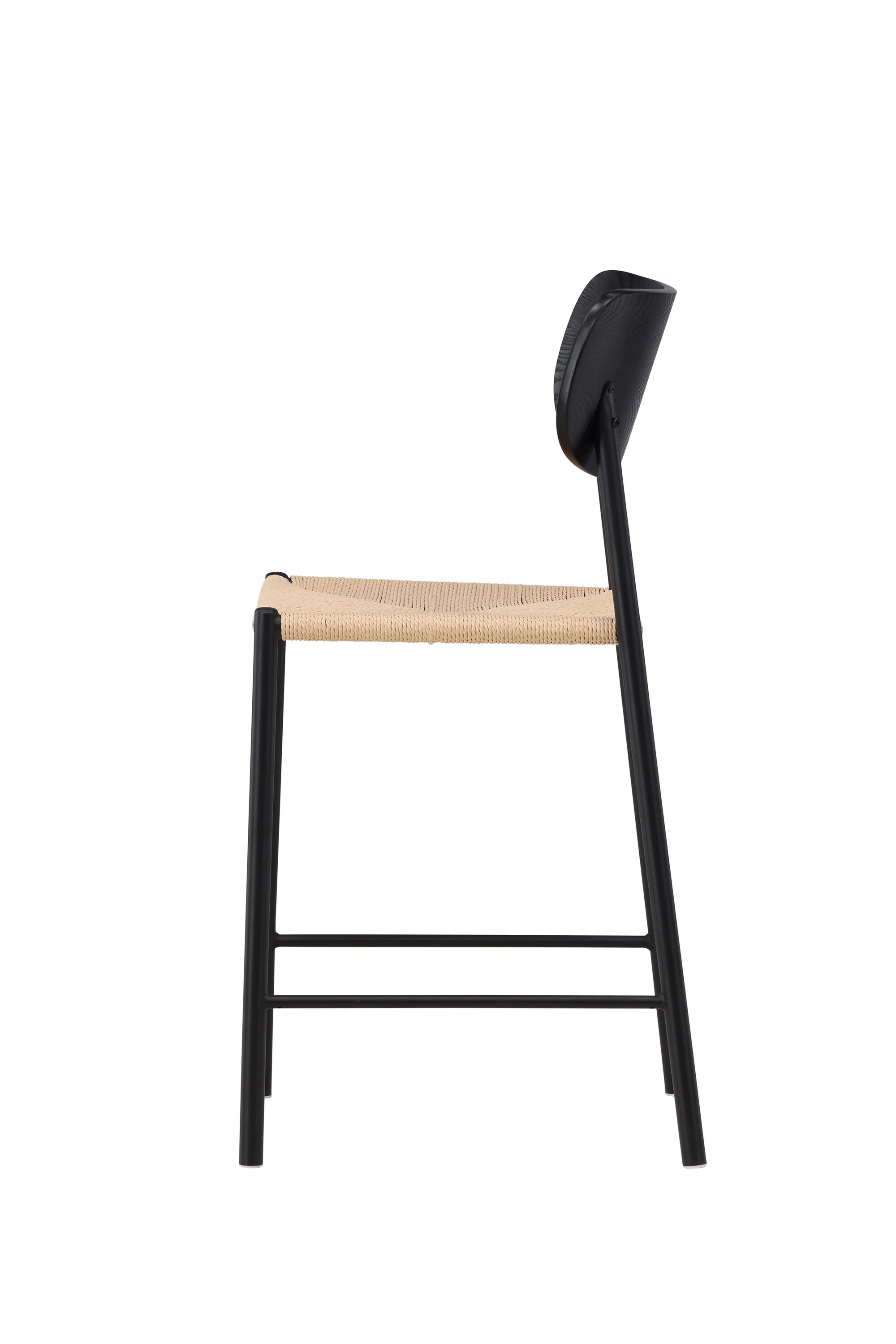 Der Polly Barstuhl vereint Rattan-Sitz und weiße Holzbeine zu einem stilvollen, platzsparenden Design für modernen Boho-Chic.
