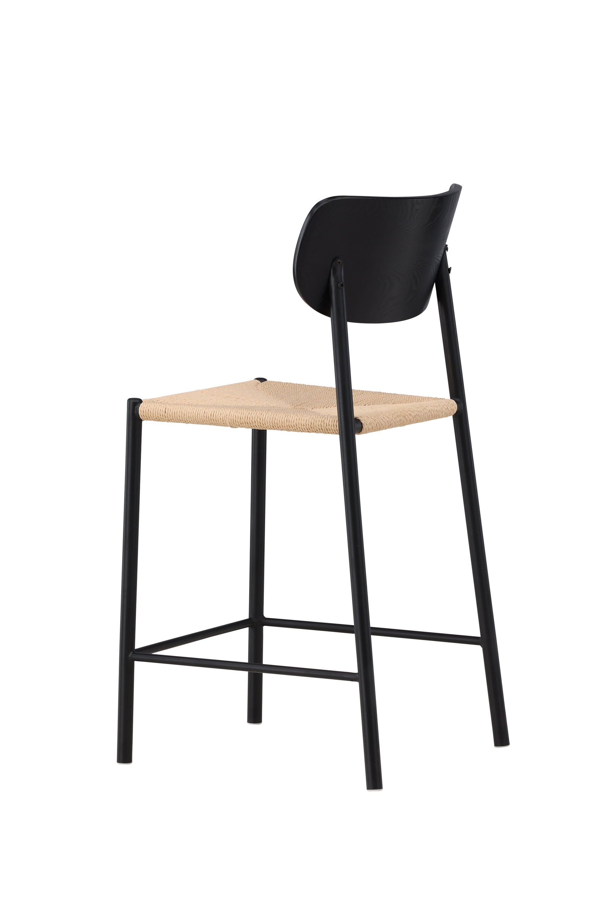 Der Polly Barstuhl vereint Rattan-Sitz und weiße Holzbeine zu einem stilvollen, platzsparenden Design für modernen Boho-Chic.