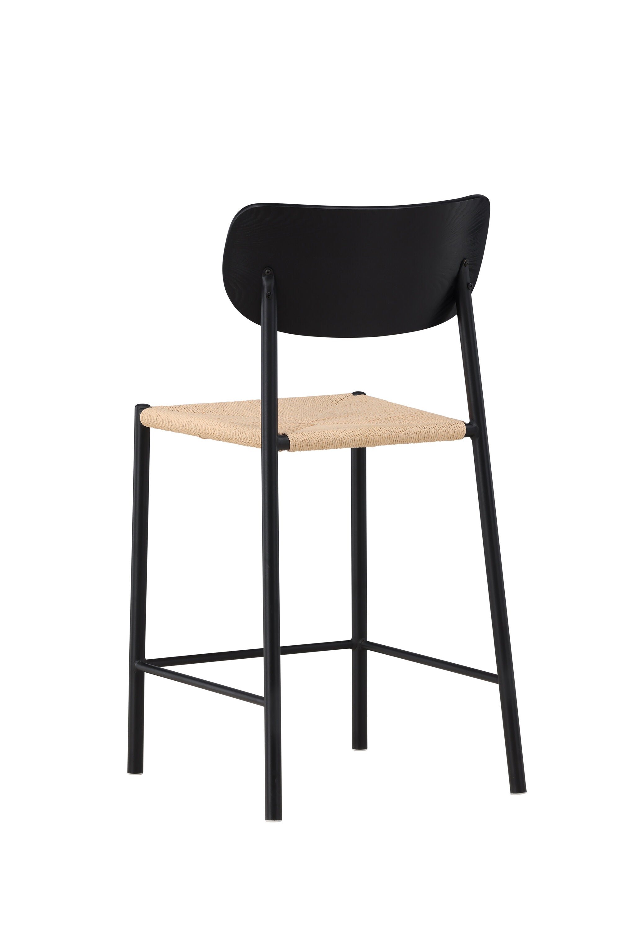 Der Polly Barstuhl vereint Rattan-Sitz und weiße Holzbeine zu einem stilvollen, platzsparenden Design für modernen Boho-Chic.