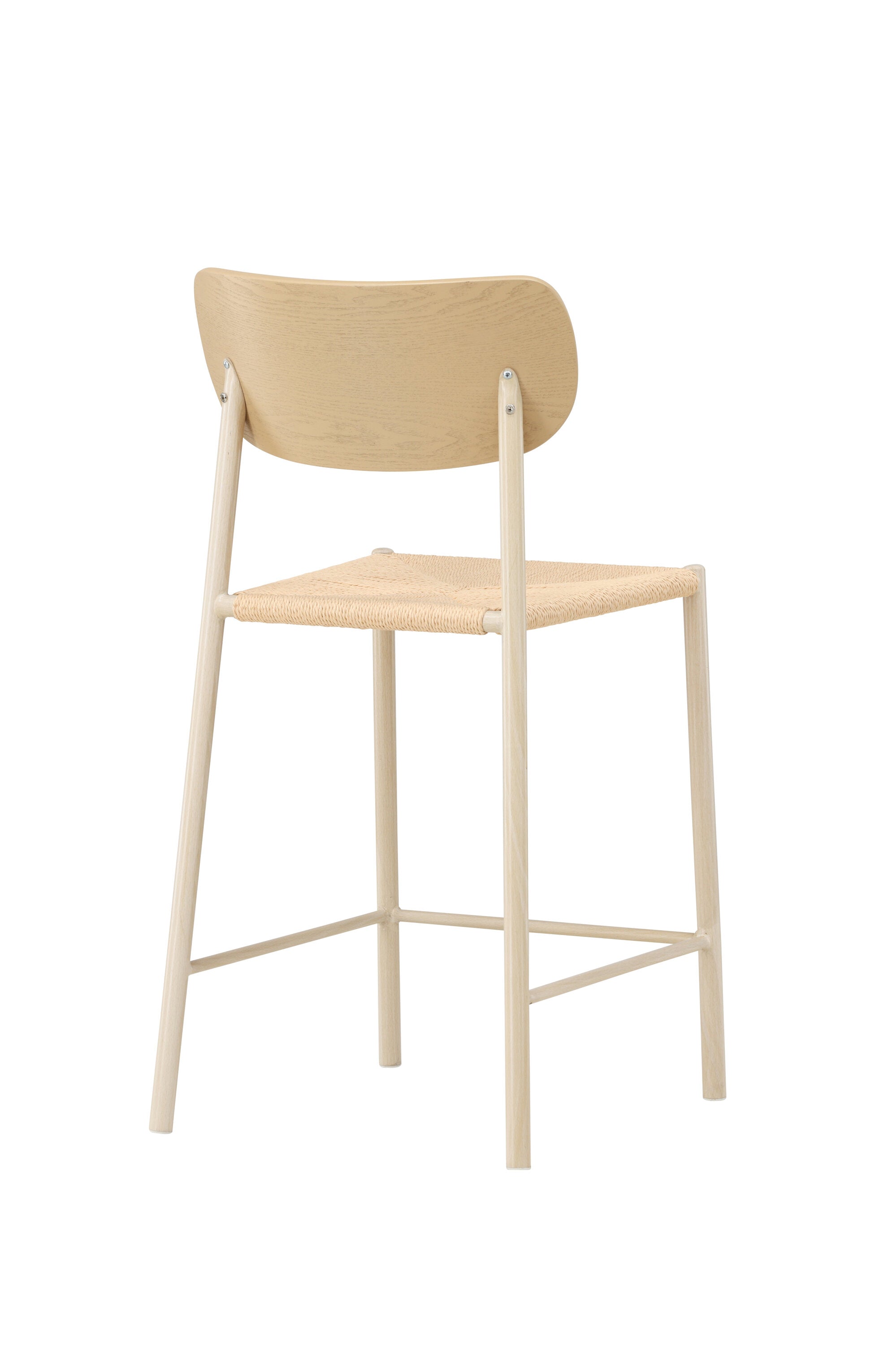 Der Polly Barstuhl vereint Rattan-Sitz und weiße Holzbeine zu einem stilvollen, platzsparenden Design für modernen Boho-Chic.