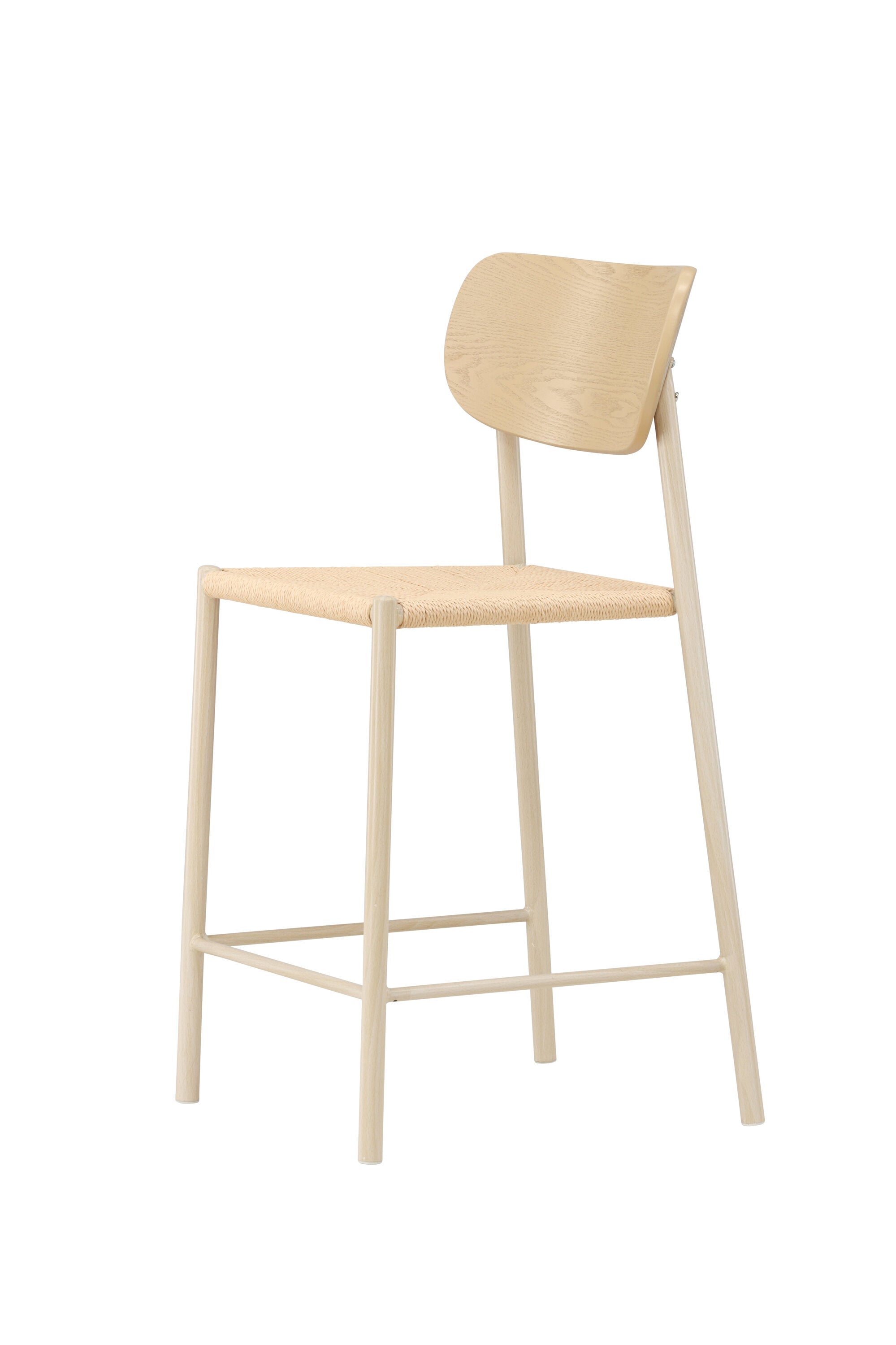 Der Polly Barstuhl vereint Rattan-Sitz und weiße Holzbeine zu einem stilvollen, platzsparenden Design für modernen Boho-Chic.
