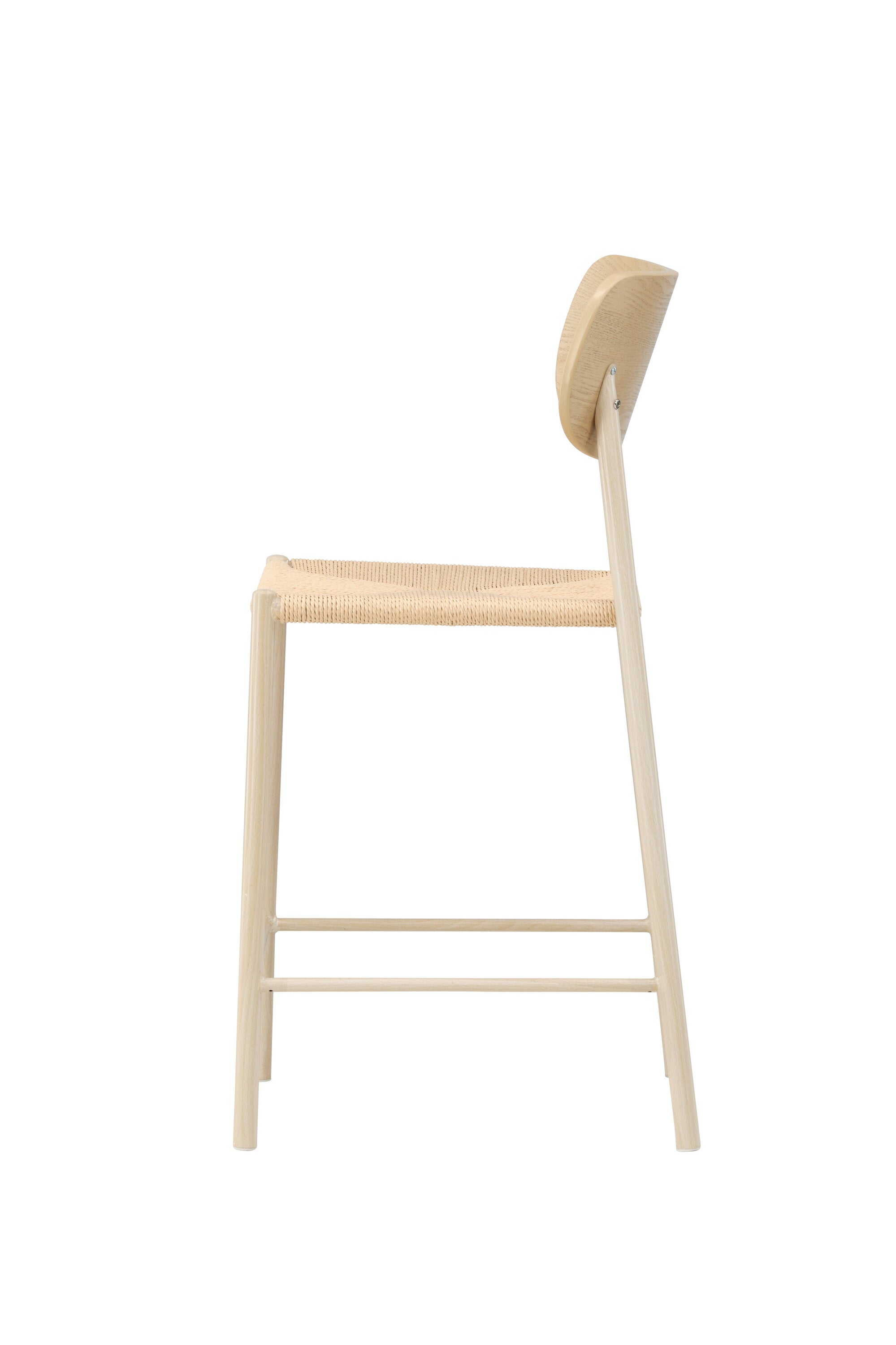 Der Polly Barstuhl vereint Rattan-Sitz und weiße Holzbeine zu einem stilvollen, platzsparenden Design für modernen Boho-Chic.