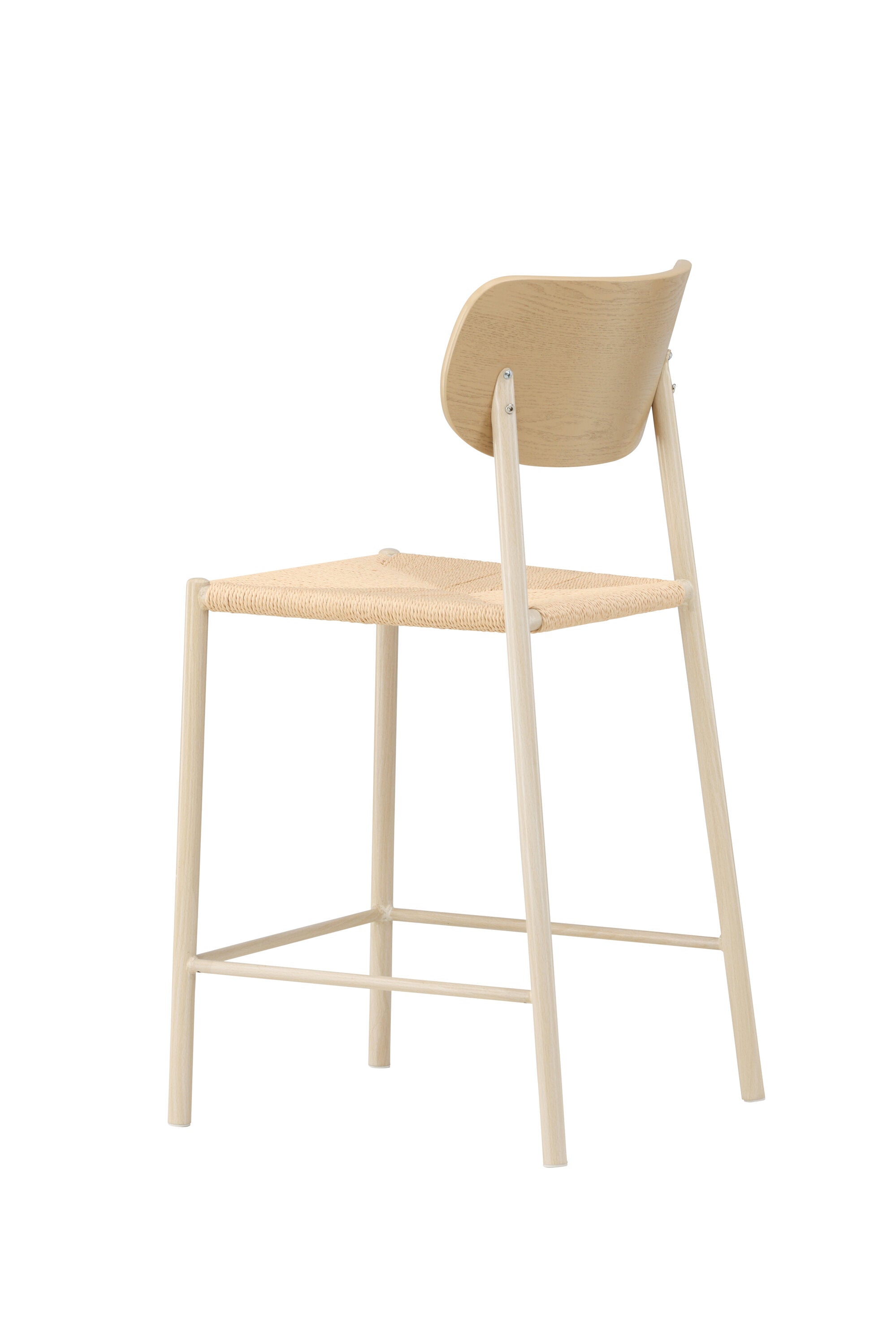 Der Polly Barstuhl vereint Rattan-Sitz und weiße Holzbeine zu einem stilvollen, platzsparenden Design für modernen Boho-Chic.