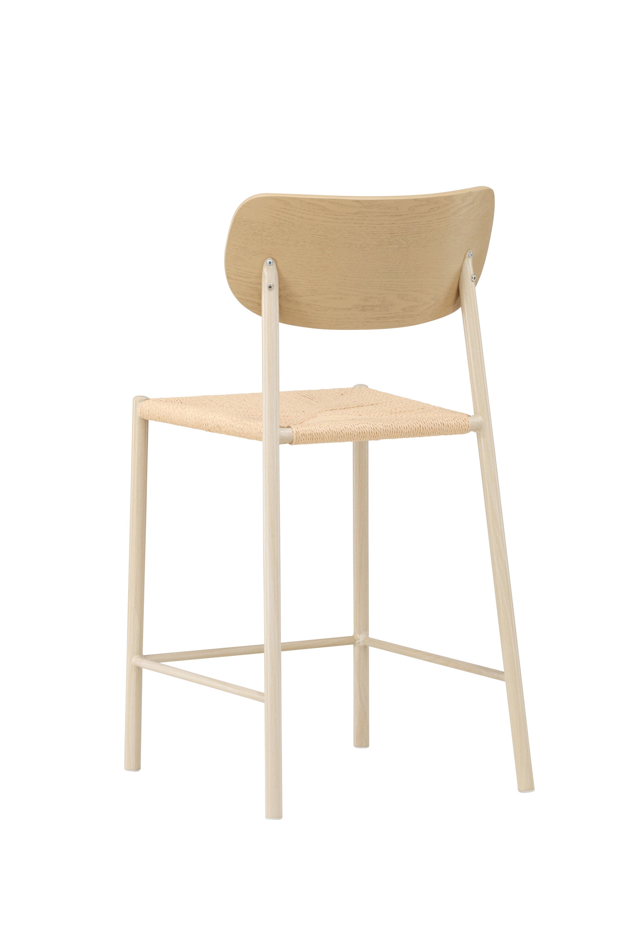 Der Polly Barstuhl vereint Rattan-Sitz und weiße Holzbeine zu einem stilvollen, platzsparenden Design für modernen Boho-Chic.