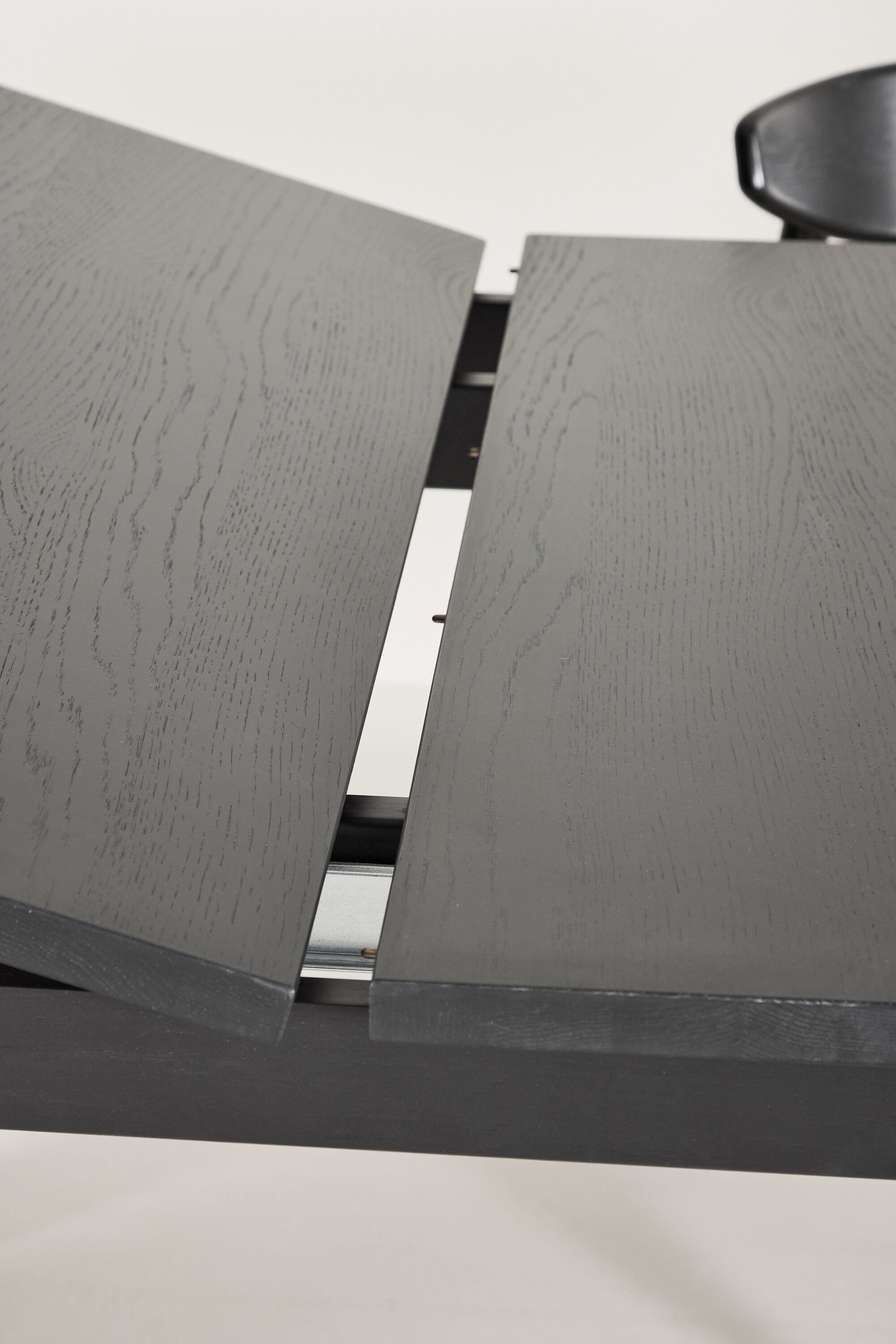 Slider ausziehbarer Tisch in Schwarz präsentiert im Onlineshop von KAQTU Design AG. Esstisch ist von Vind