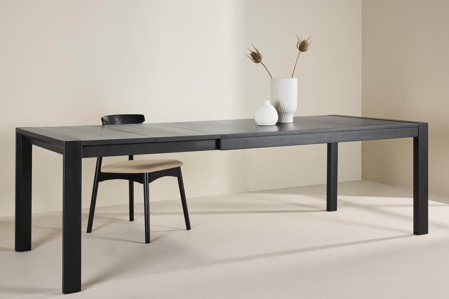 Slider Esstisch in Black präsentiert im Onlineshop von KAQTU Design AG. Esstisch ist von Vind