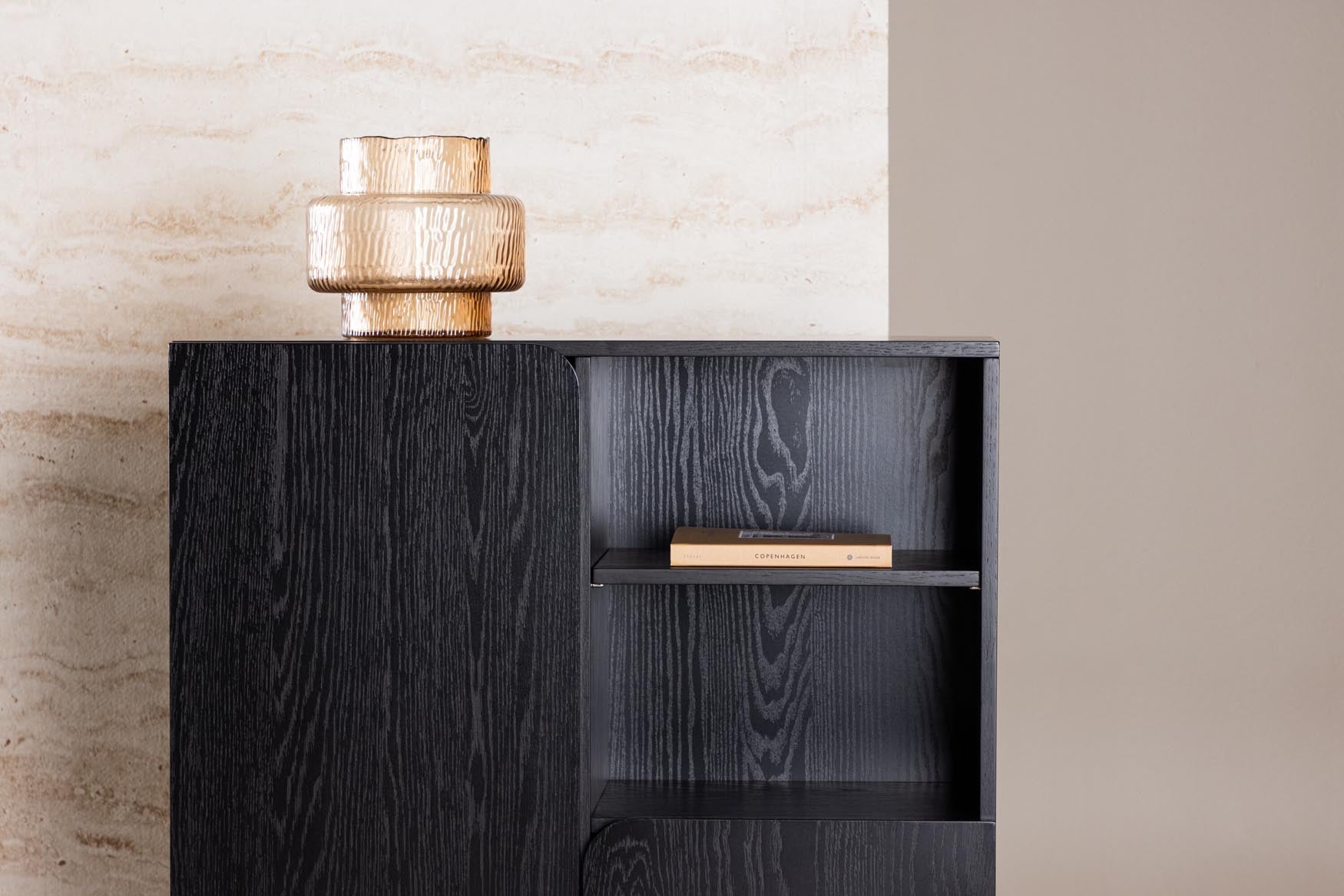 Elegantes High-Sideboard Tyresö 80x110 cm von Vind, ideal für stilvolle Aufbewahrung in jedem Raum. Hochwertige Materialien und modernes Design.